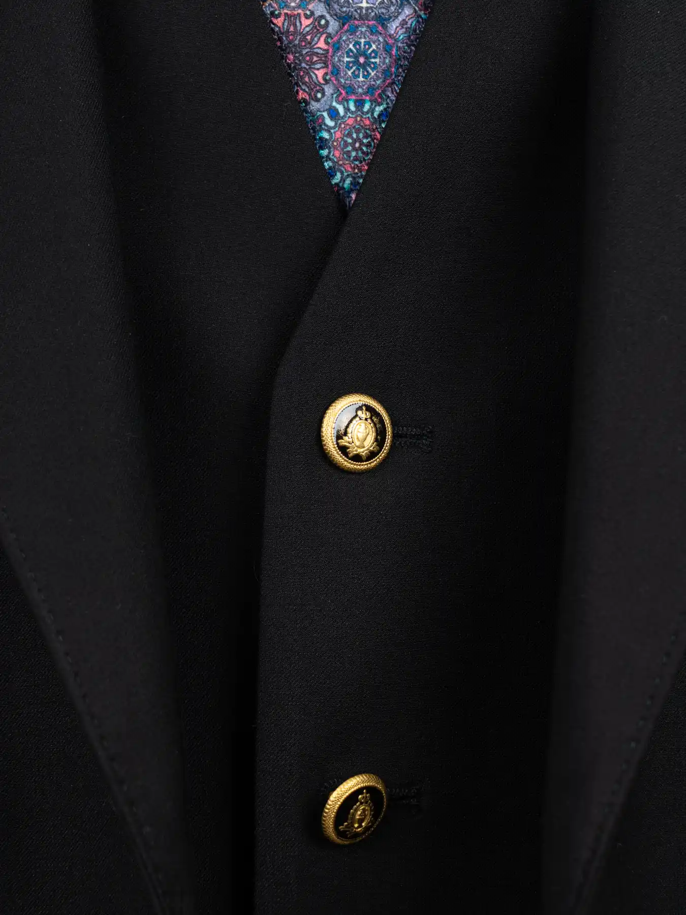 کت و شلوار و ژیله مشکی ال سی من 16