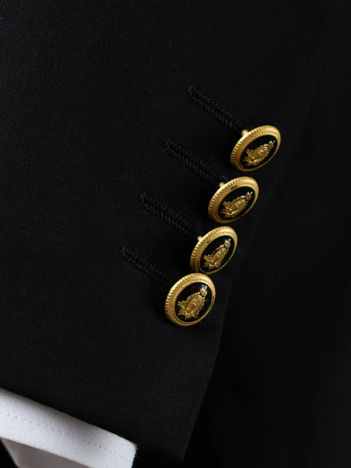 کت و شلوار و ژیله مشکی ال سی من 16