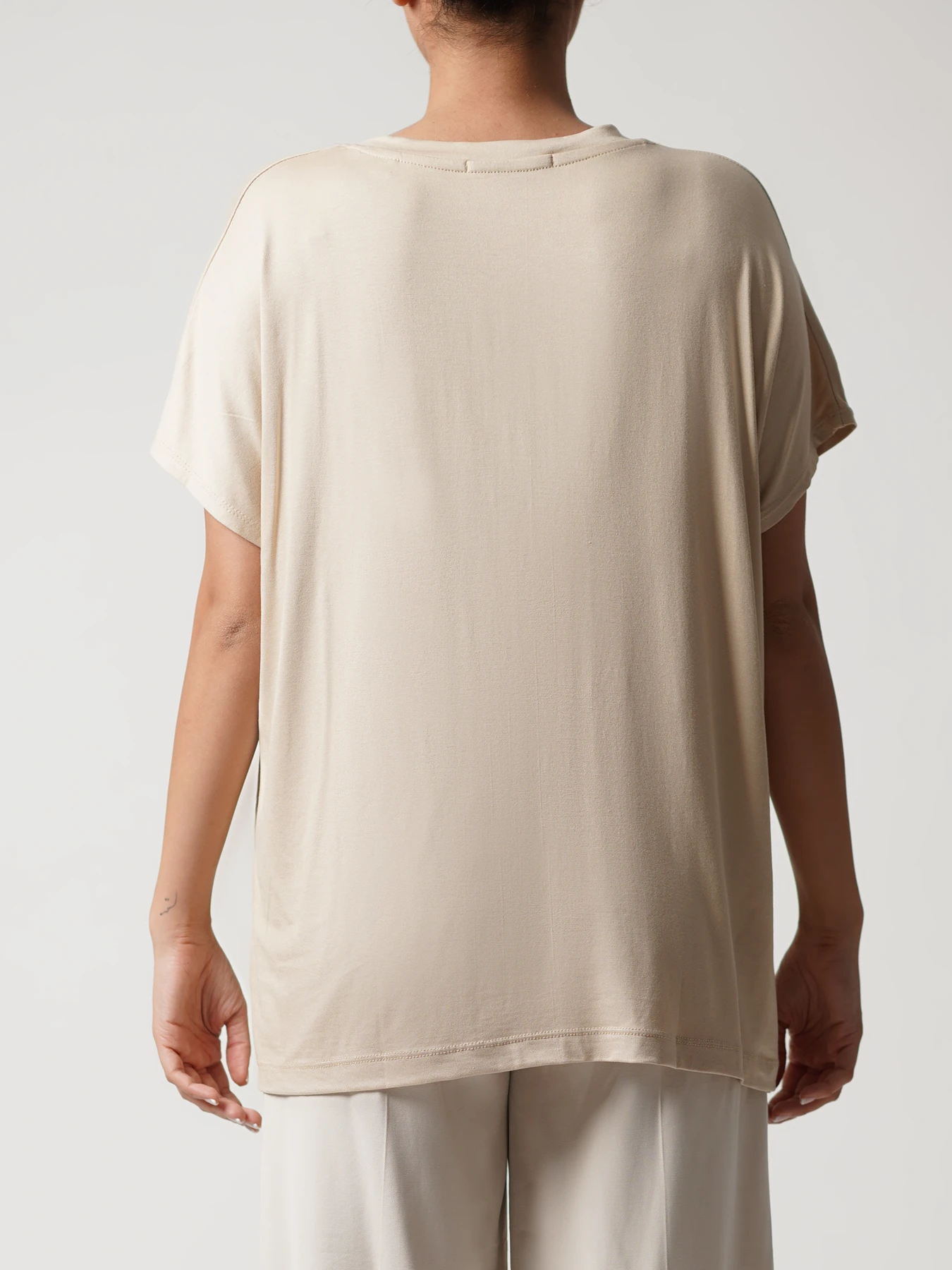 تیشرت زنانه کرم یقه هفت بلند 