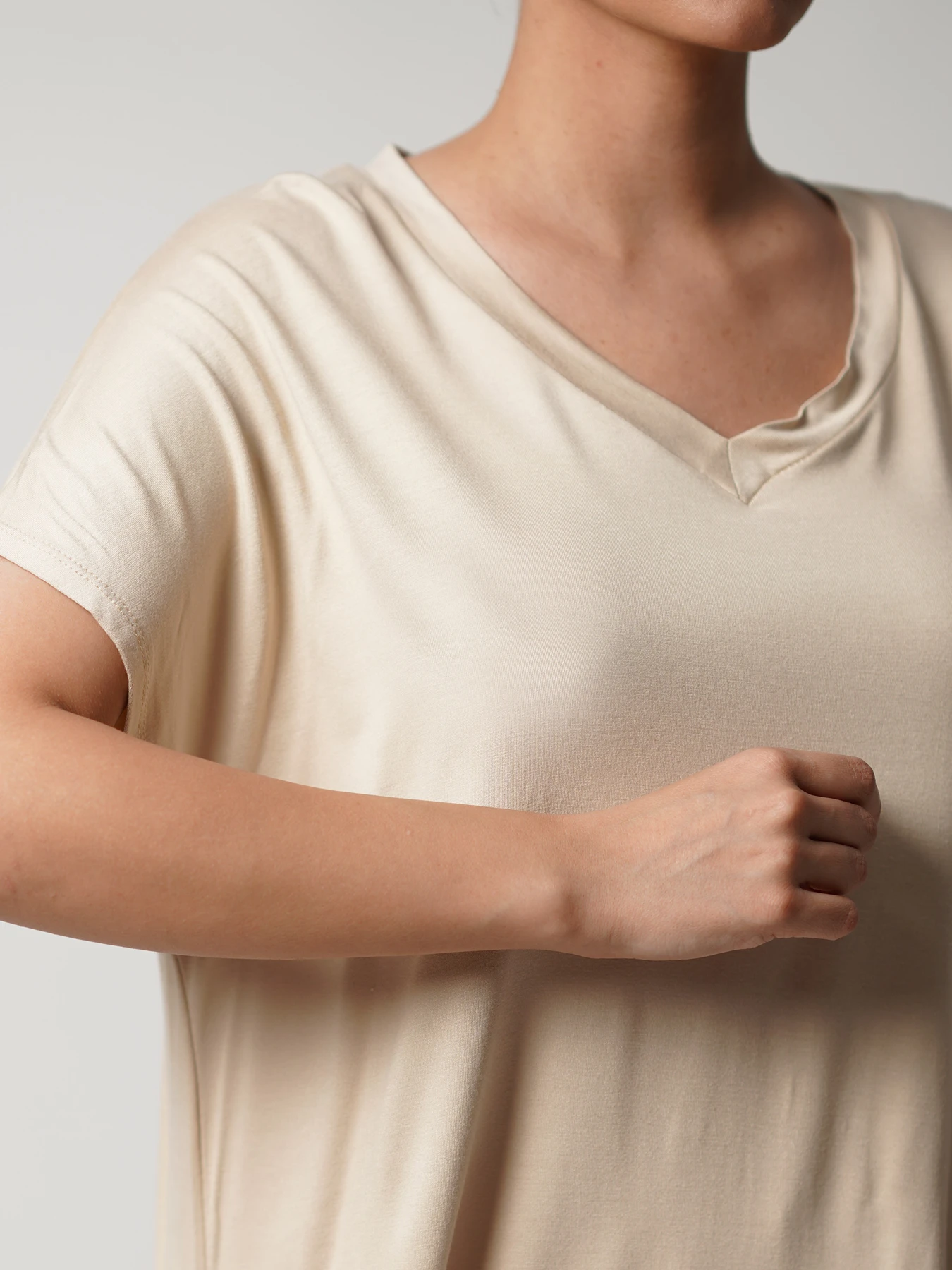 تیشرت زنانه کرم یقه هفت بلند 