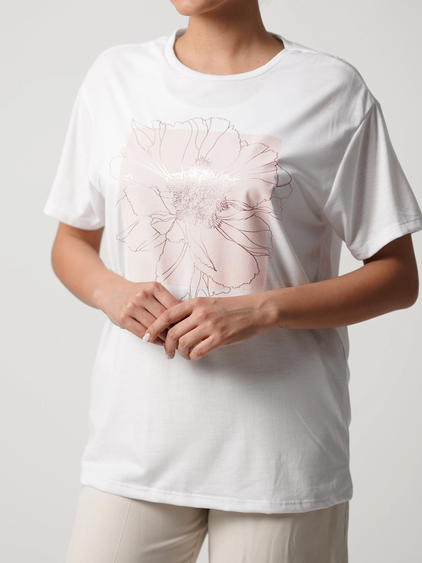 تیشرت زنانه سفید یقه گرد طرح گل