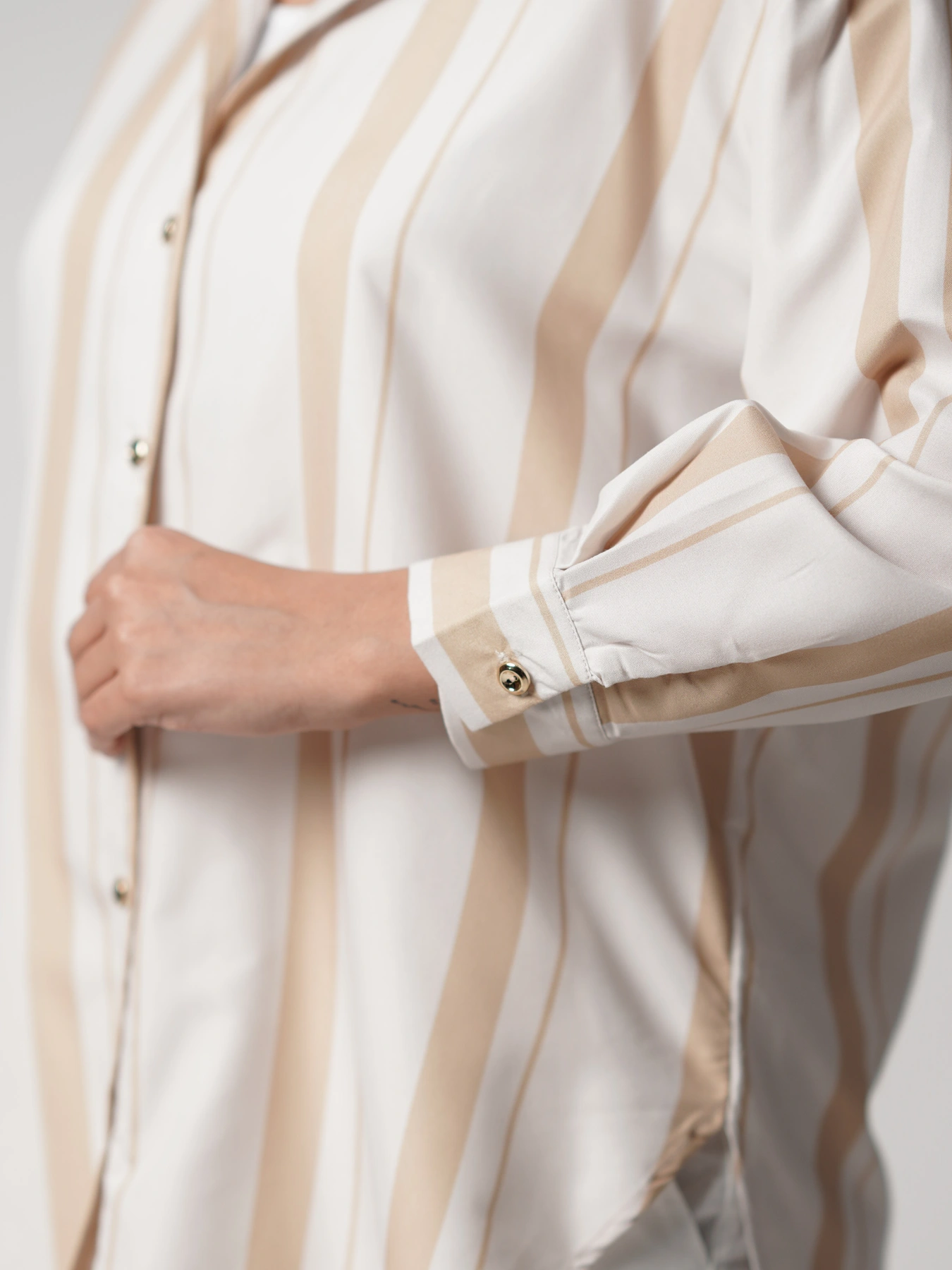 شومیز یقه پیراهنی راه راه دکمه طلائی 