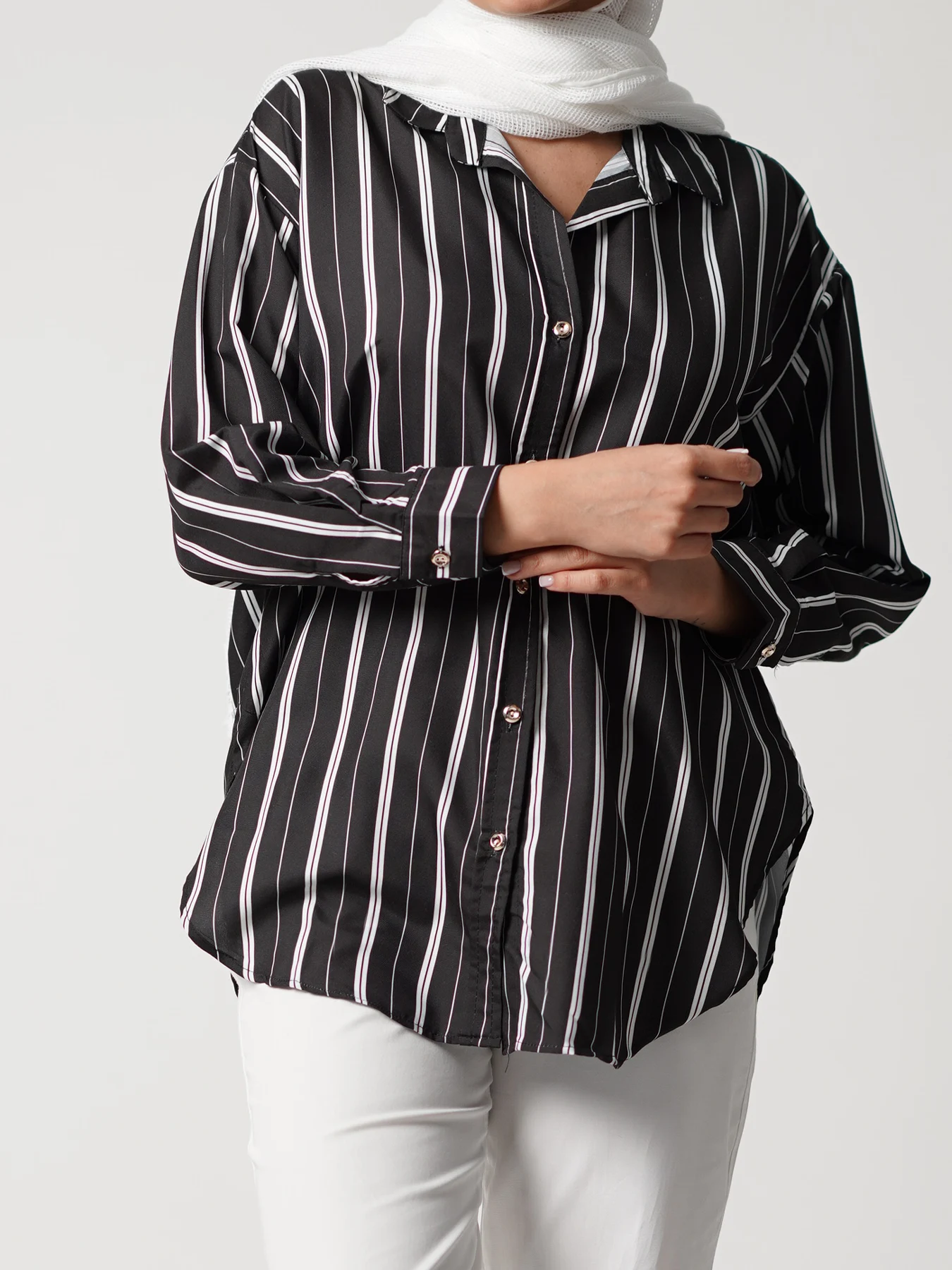 شومیز سفید مشکی راه راه دکمه طلائی 