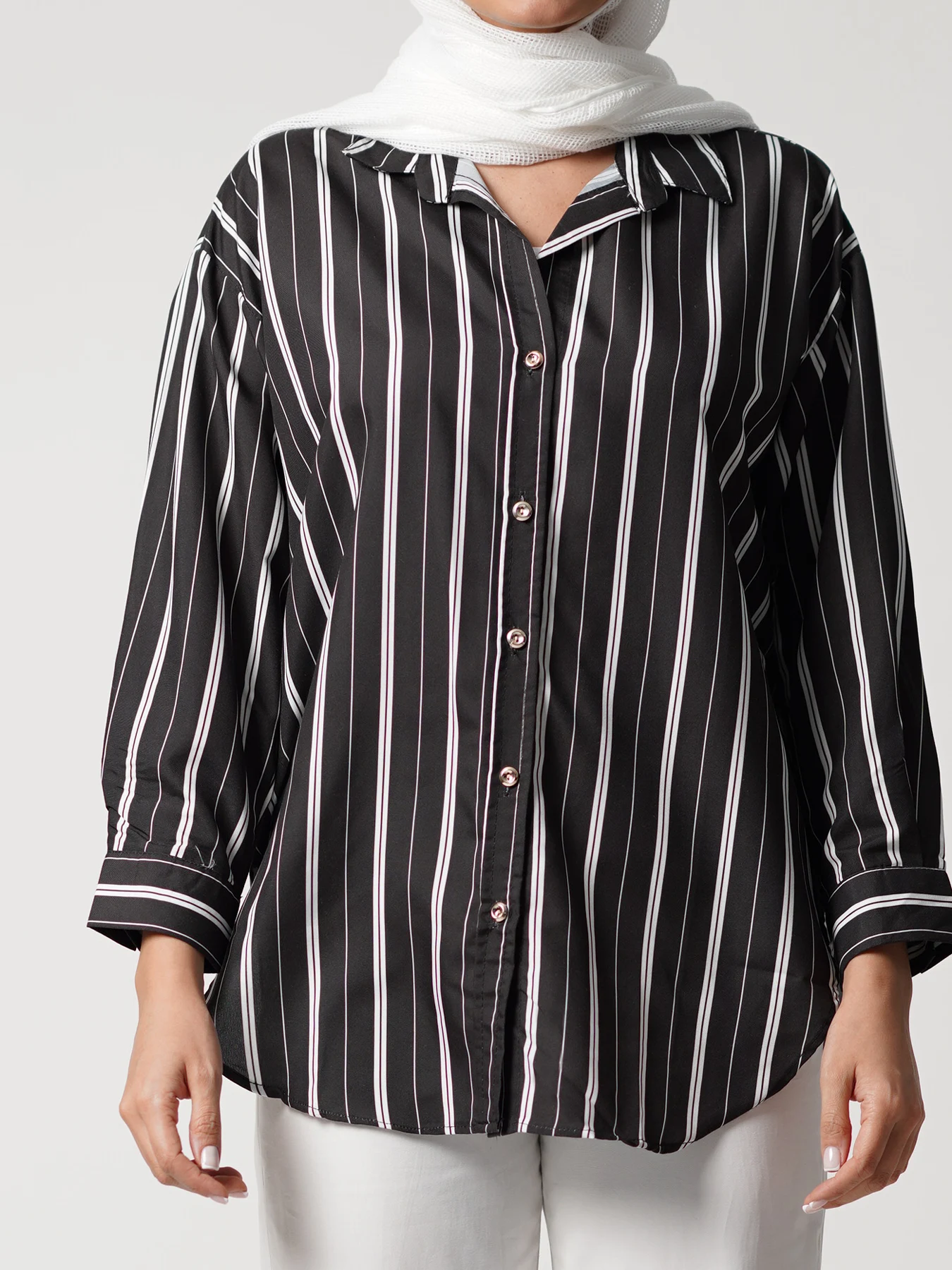 شومیز سفید مشکی راه راه دکمه طلائی 