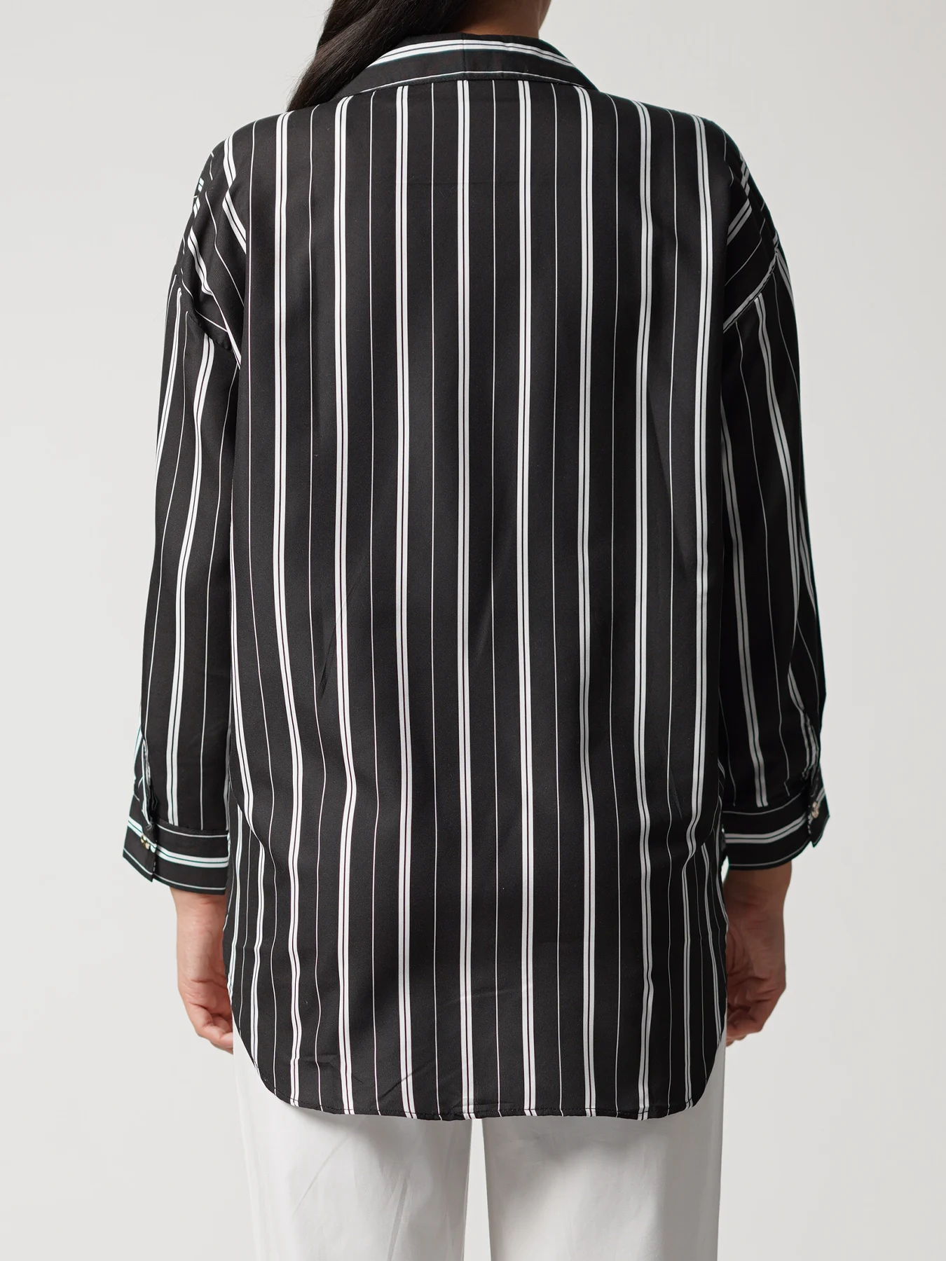 شومیز سفید مشکی راه راه دکمه طلائی 