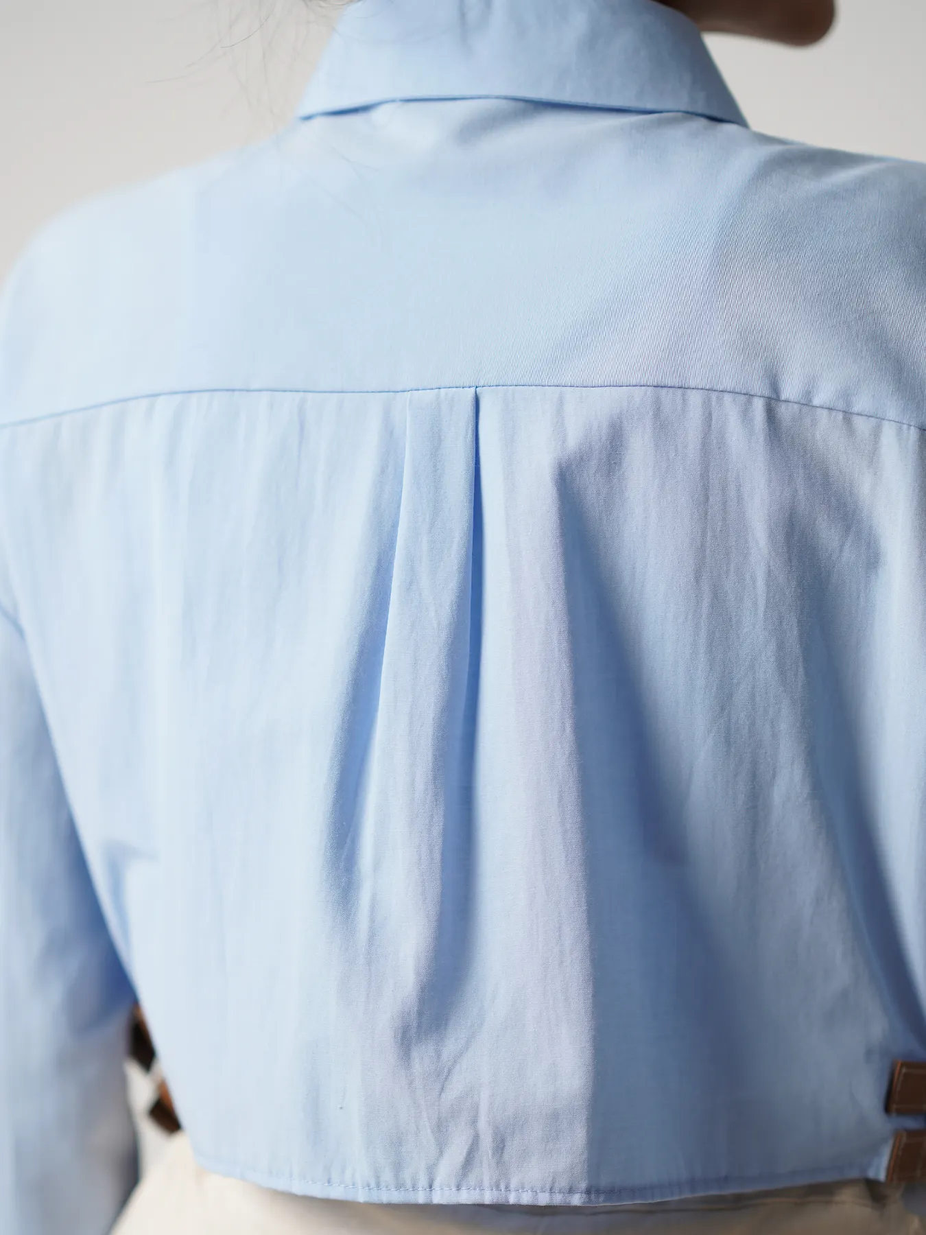 شومیز کراپ آبی دکمه مخفی