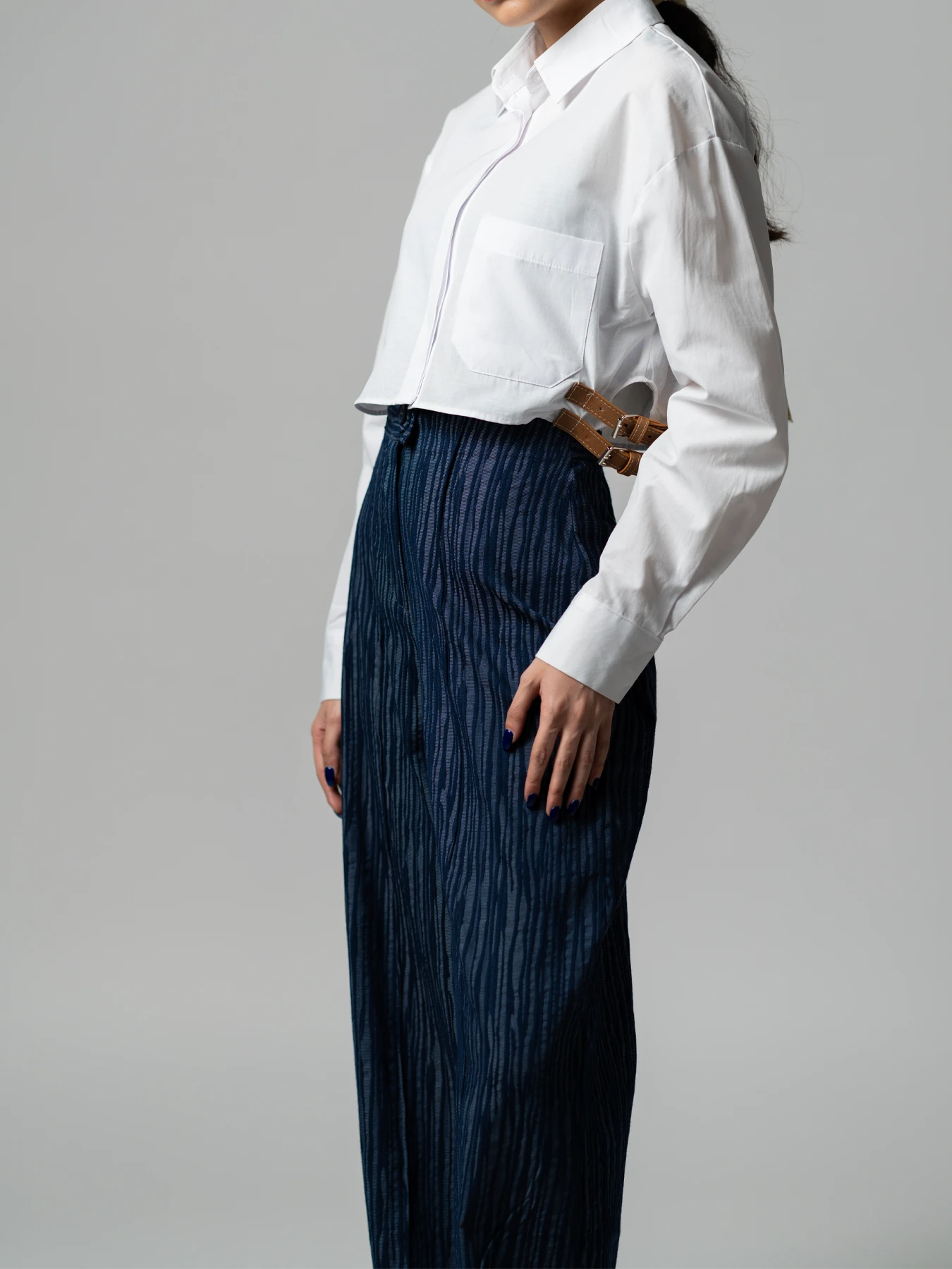 شومیز کراپ سفید دکمه مخفی