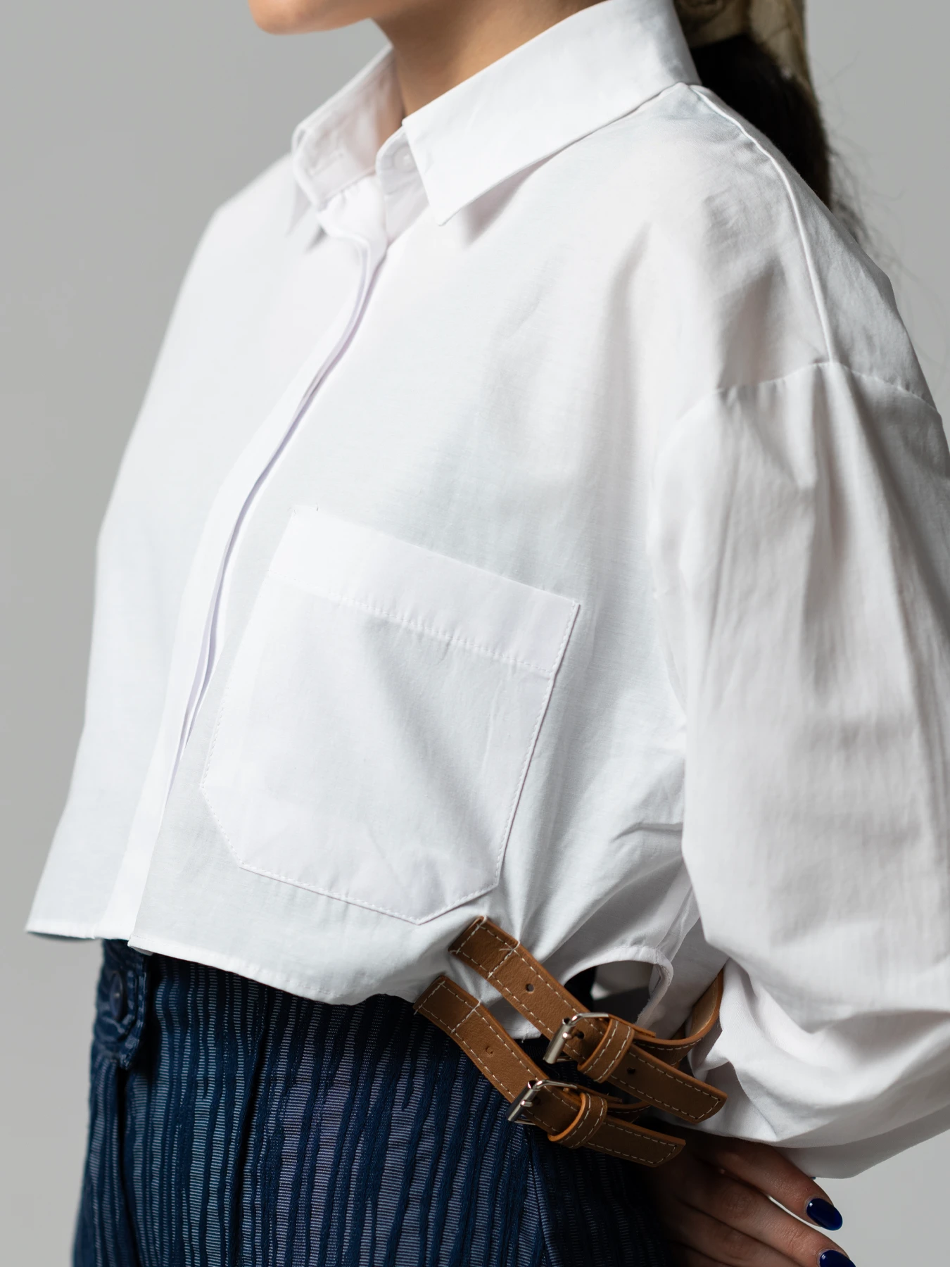 شومیز کراپ سفید دکمه مخفی