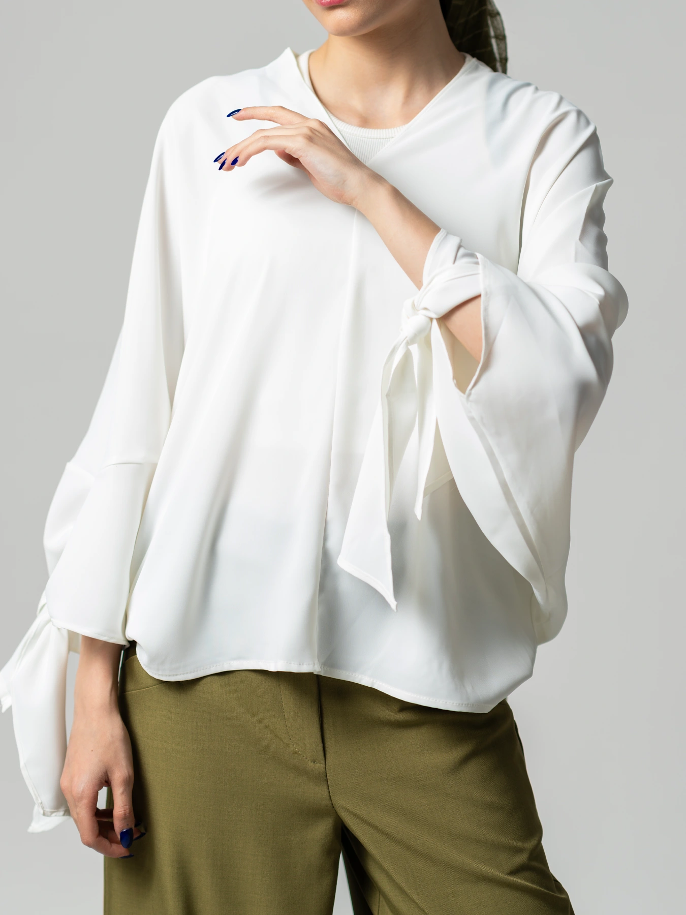 پانچ آستین گره ای یقه هفت سفید