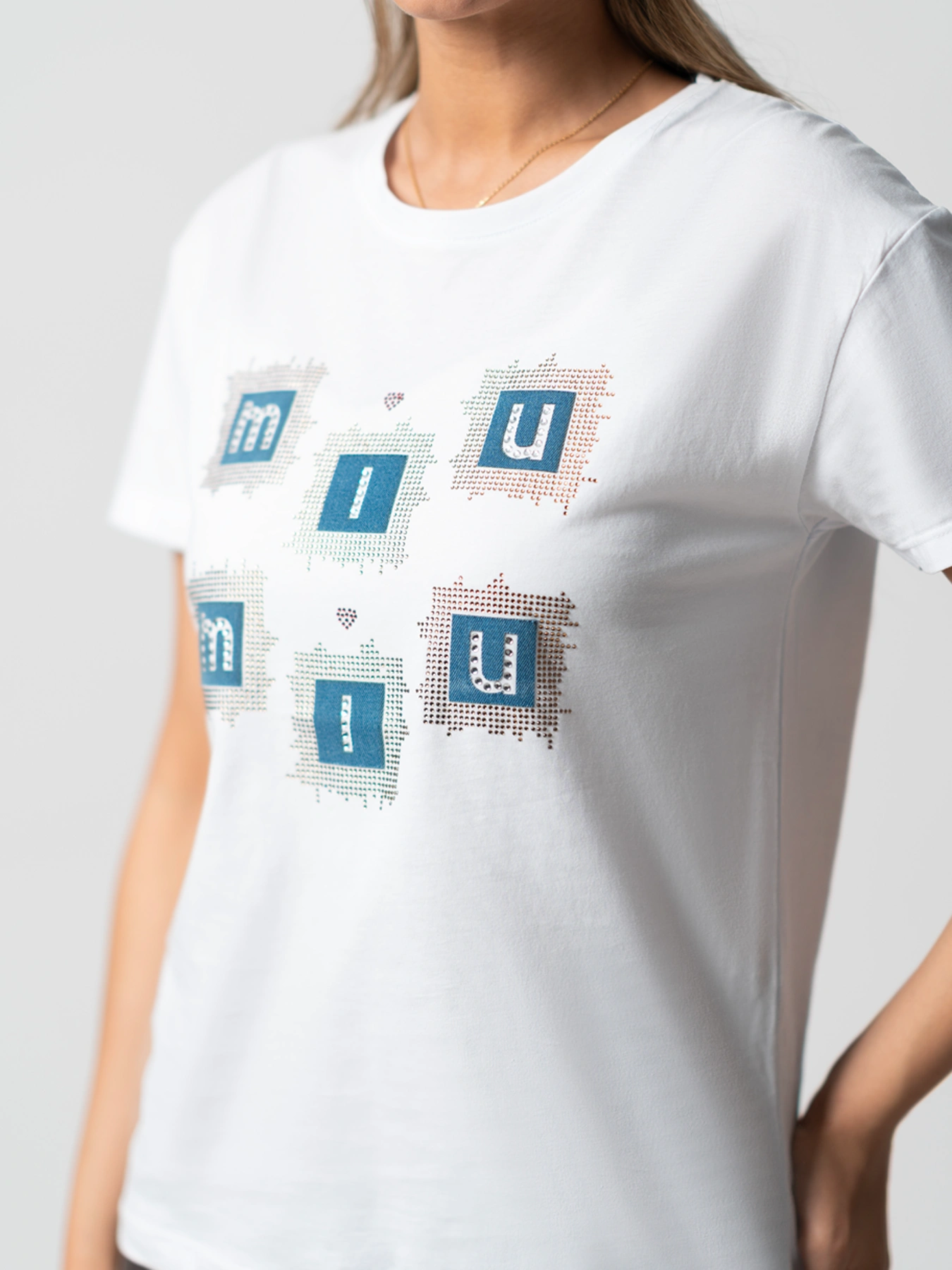 تیشرت سفید یقه گرد طرح مربع