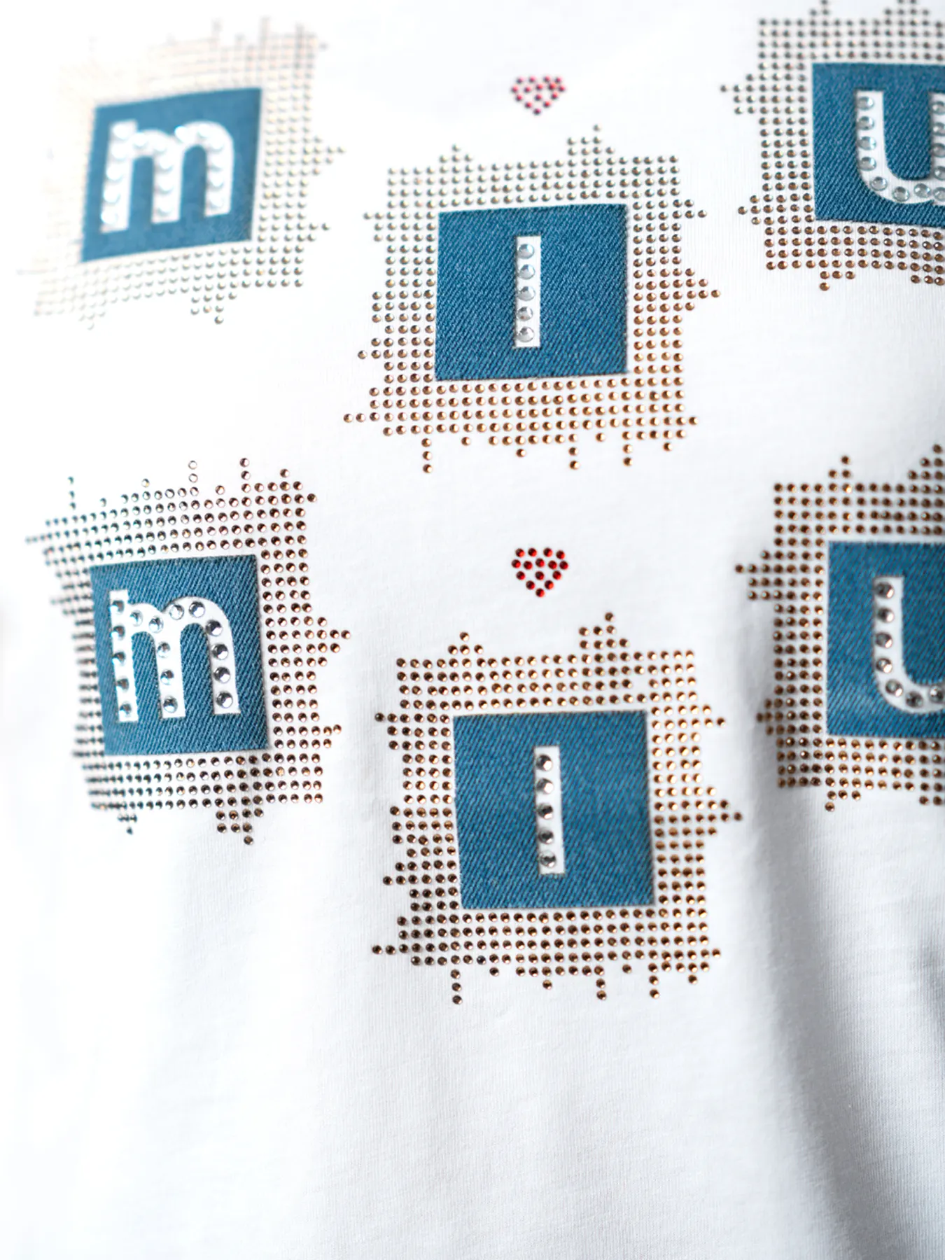 تیشرت سفید یقه گرد طرح مربع