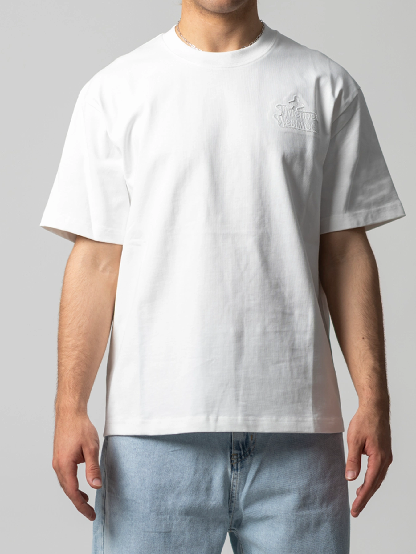 تیشرت سفید یقه گرد طرح دار