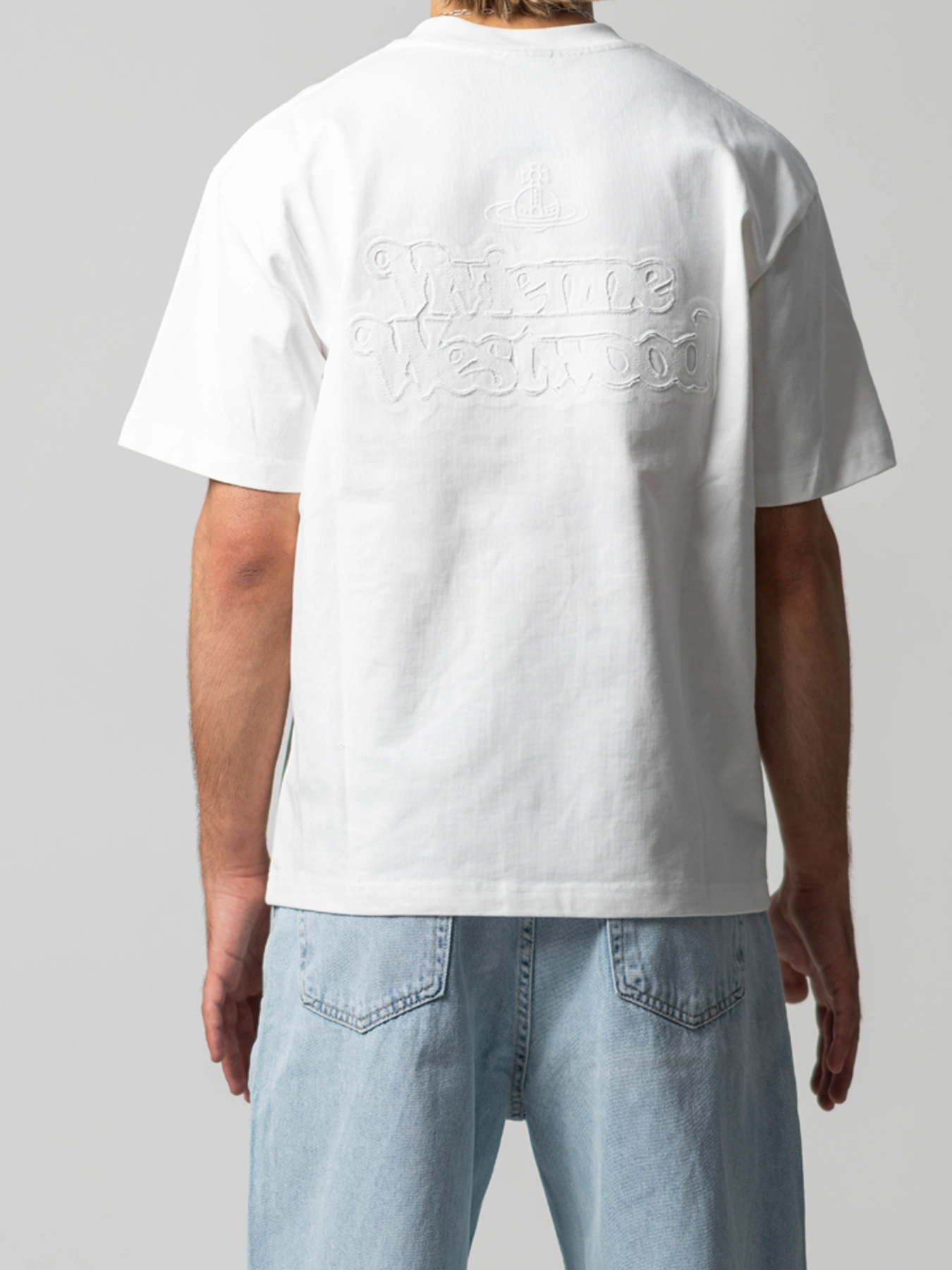 تیشرت سفید یقه گرد طرح دار