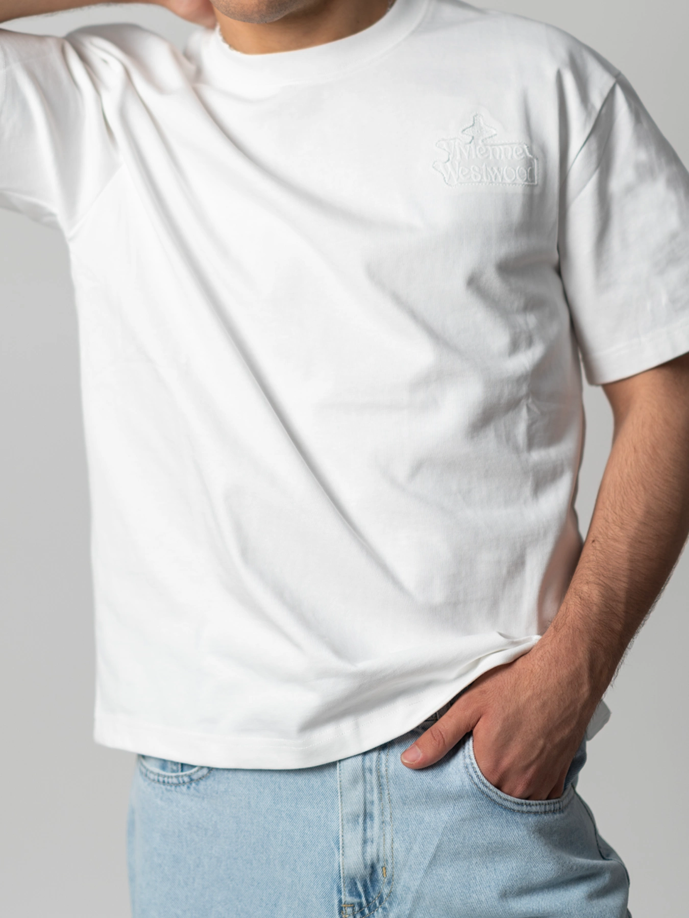 تیشرت سفید یقه گرد طرح دار