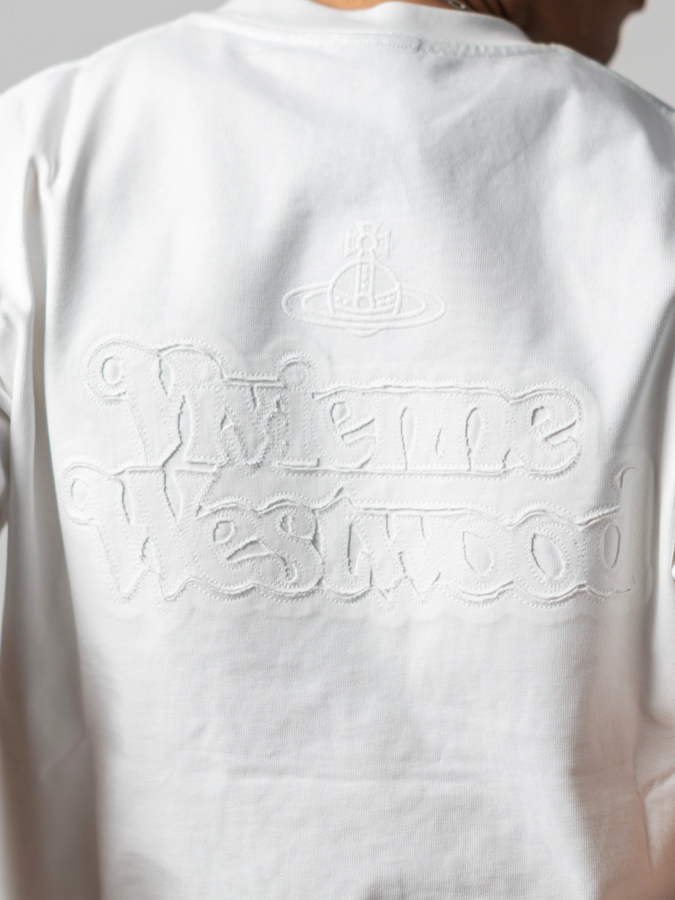 تیشرت سفید یقه گرد طرح دار