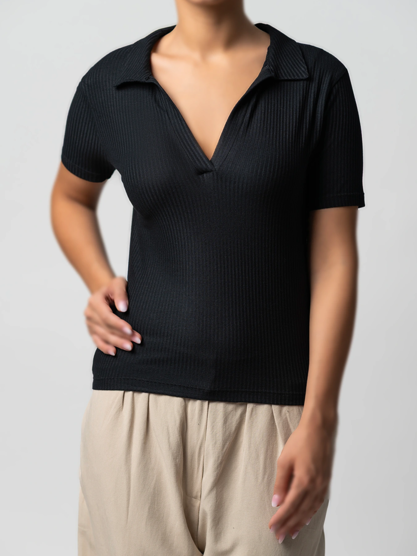 تیشرت مشکی کبریتی یقه شکاری 