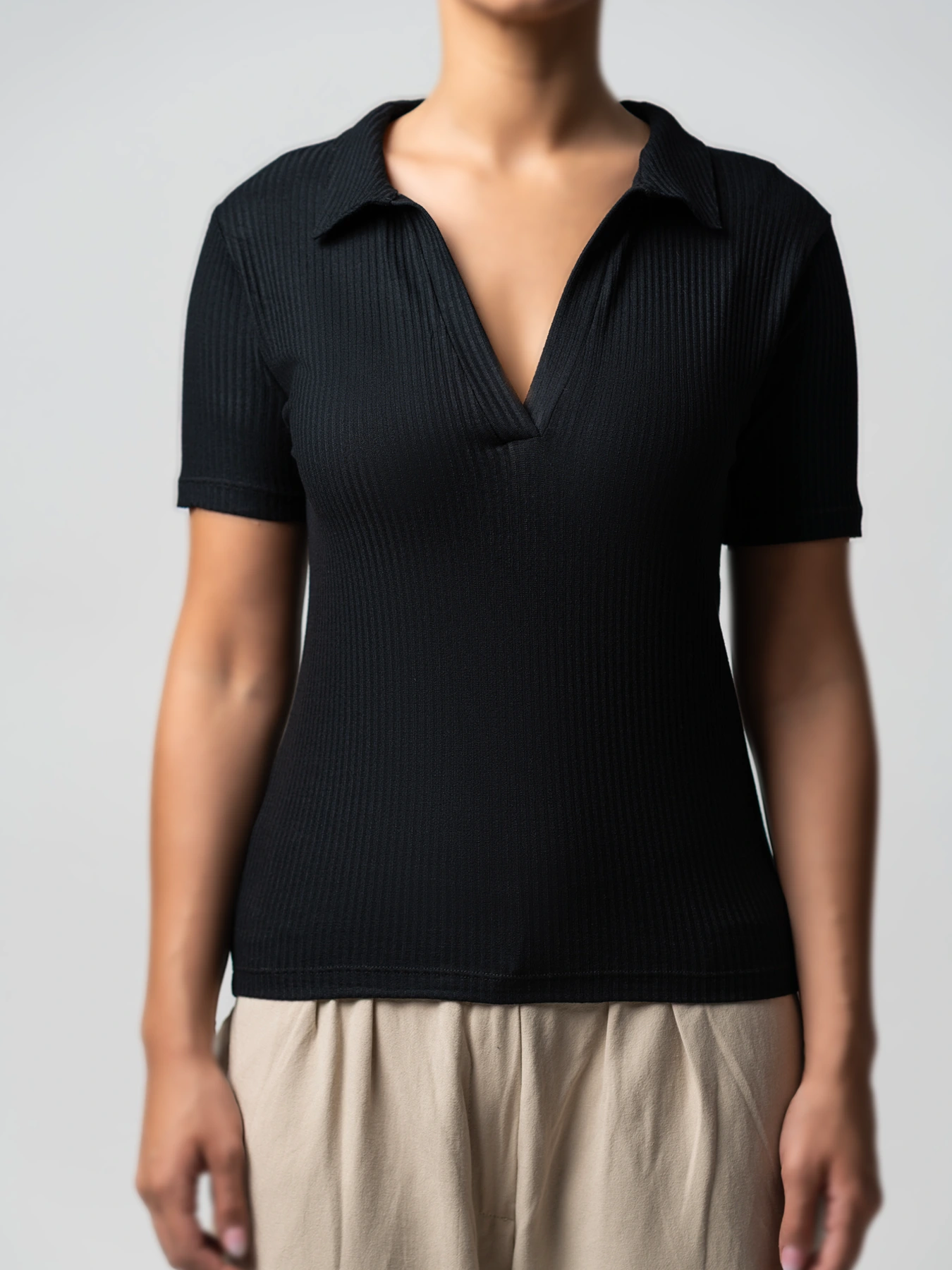 تیشرت مشکی کبریتی یقه شکاری 