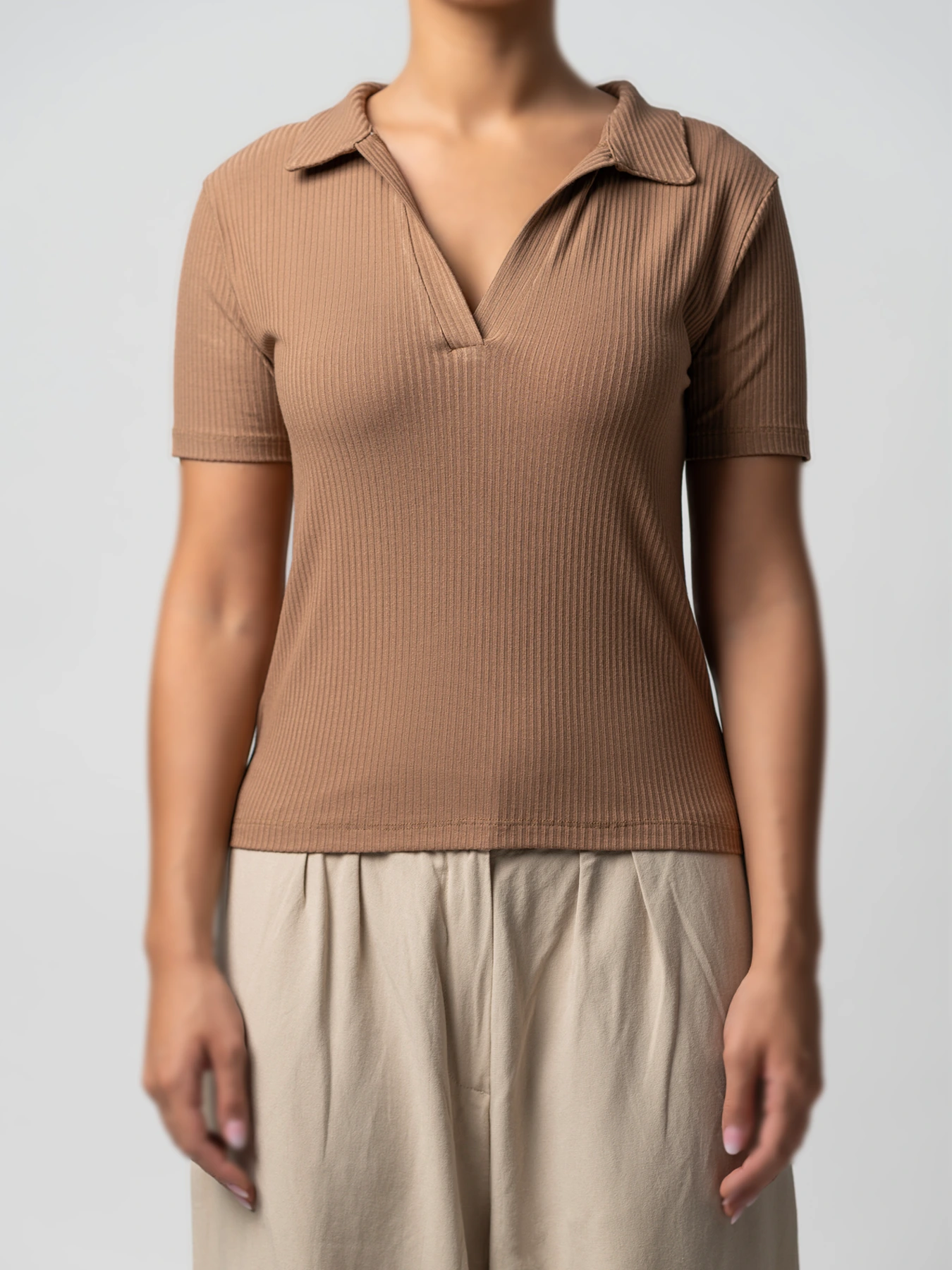 تیشرت کبریتی قهوه ای یقه شکاری 