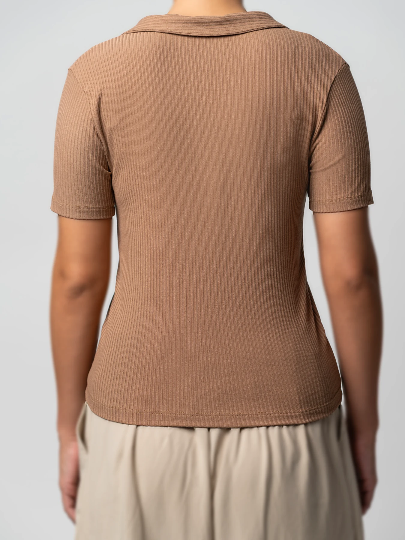 تیشرت کبریتی قهوه ای یقه شکاری 