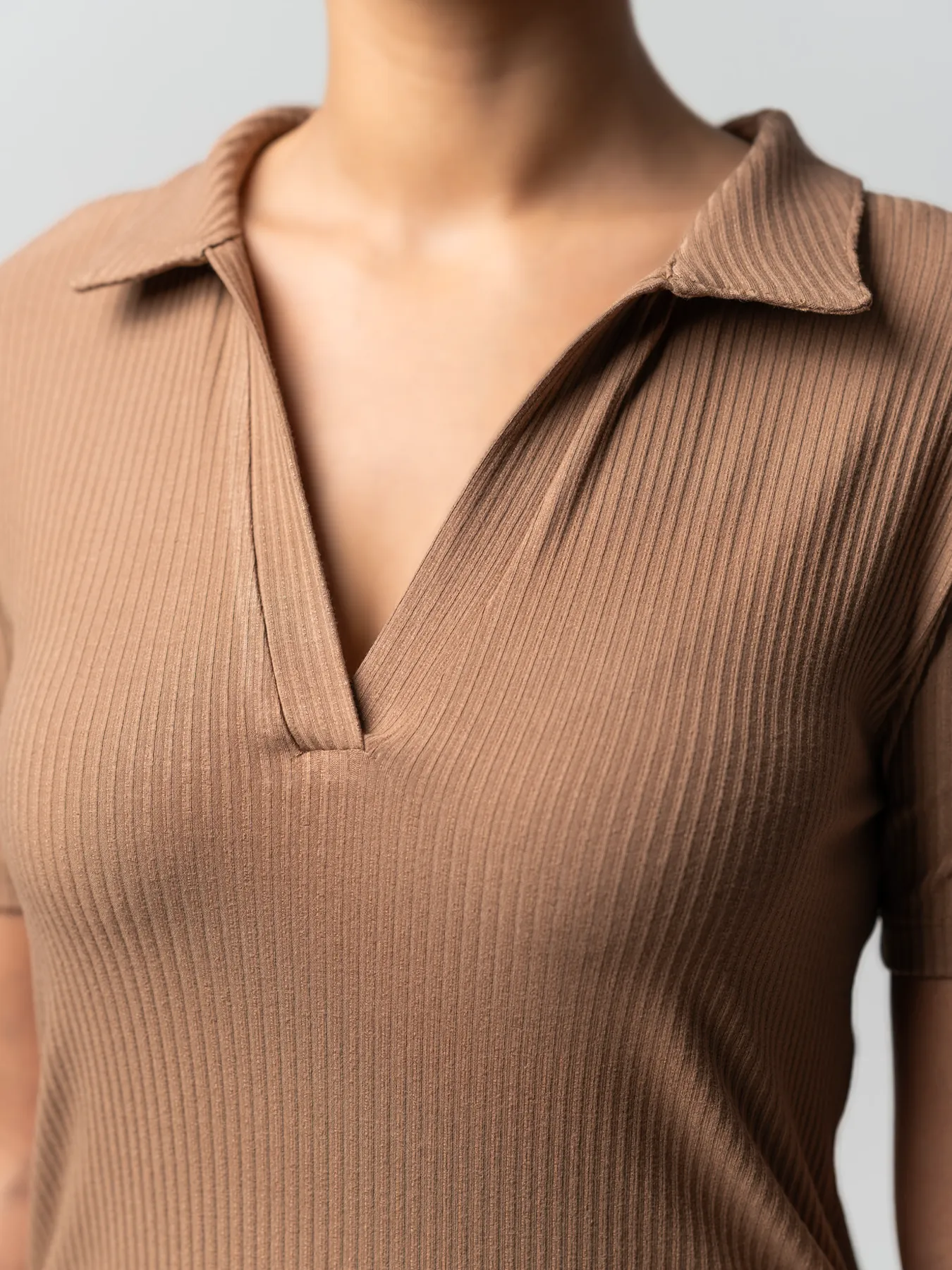 تیشرت کبریتی قهوه ای یقه شکاری 