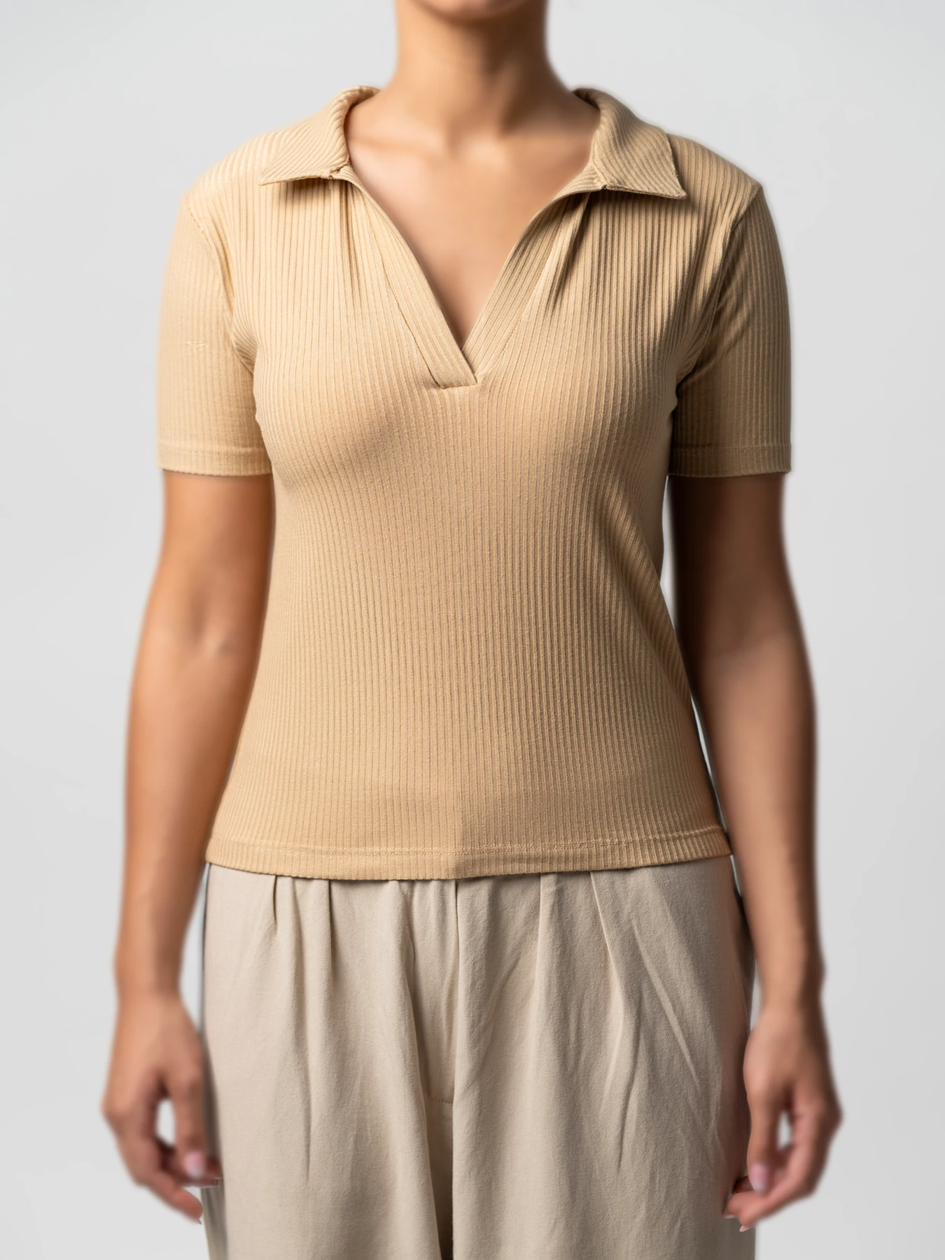 تیشرت نسکافه ای کبریتی یقه شکاری 