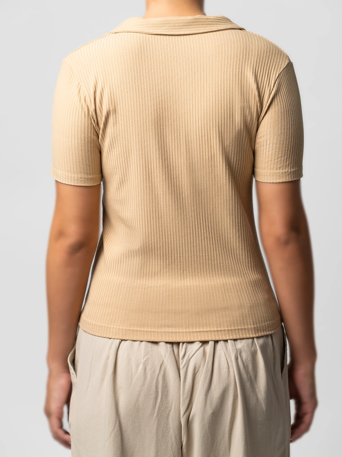 تیشرت نسکافه ای کبریتی یقه شکاری 