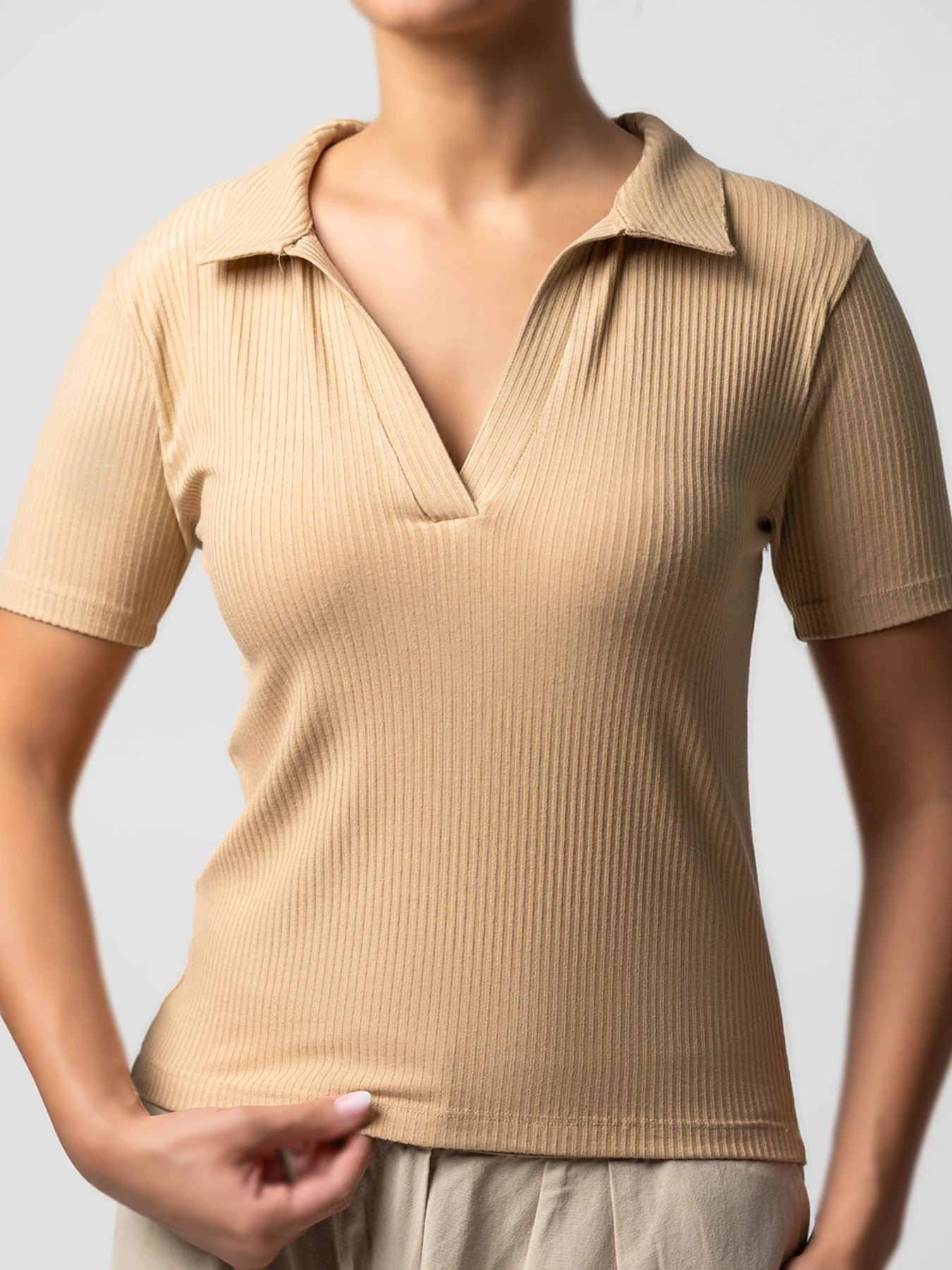 تیشرت نسکافه ای کبریتی یقه شکاری 