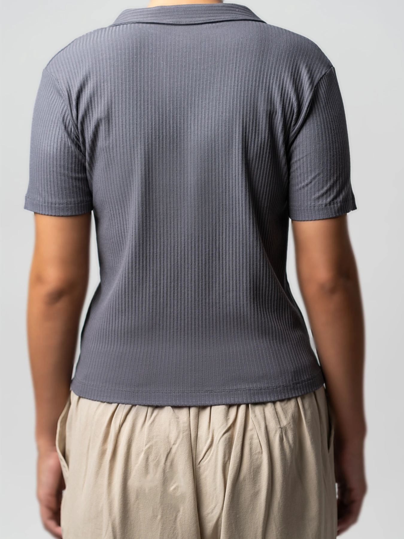 تیشرت طوسی کبریتی یقه شکاری 