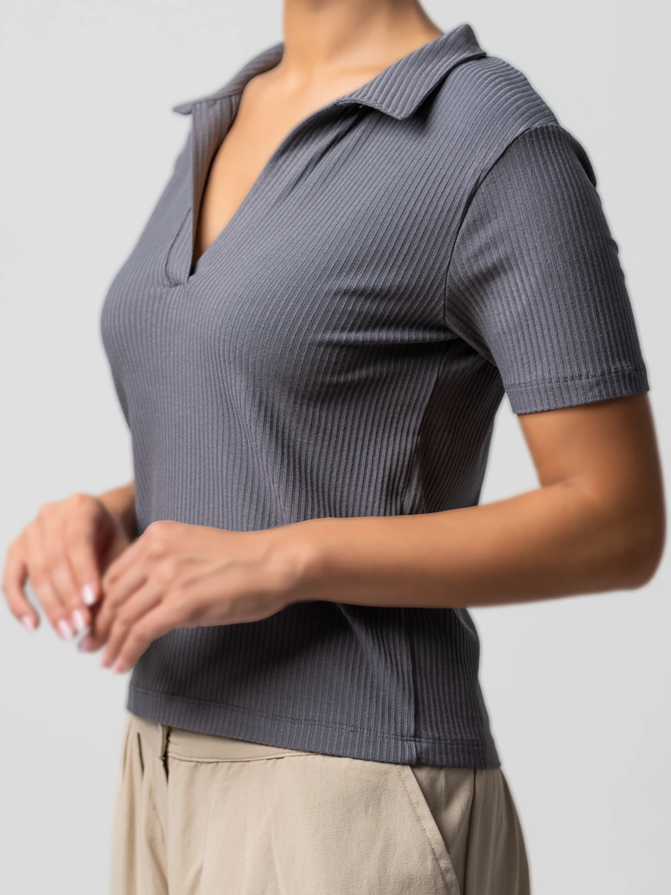 تیشرت طوسی کبریتی یقه شکاری 