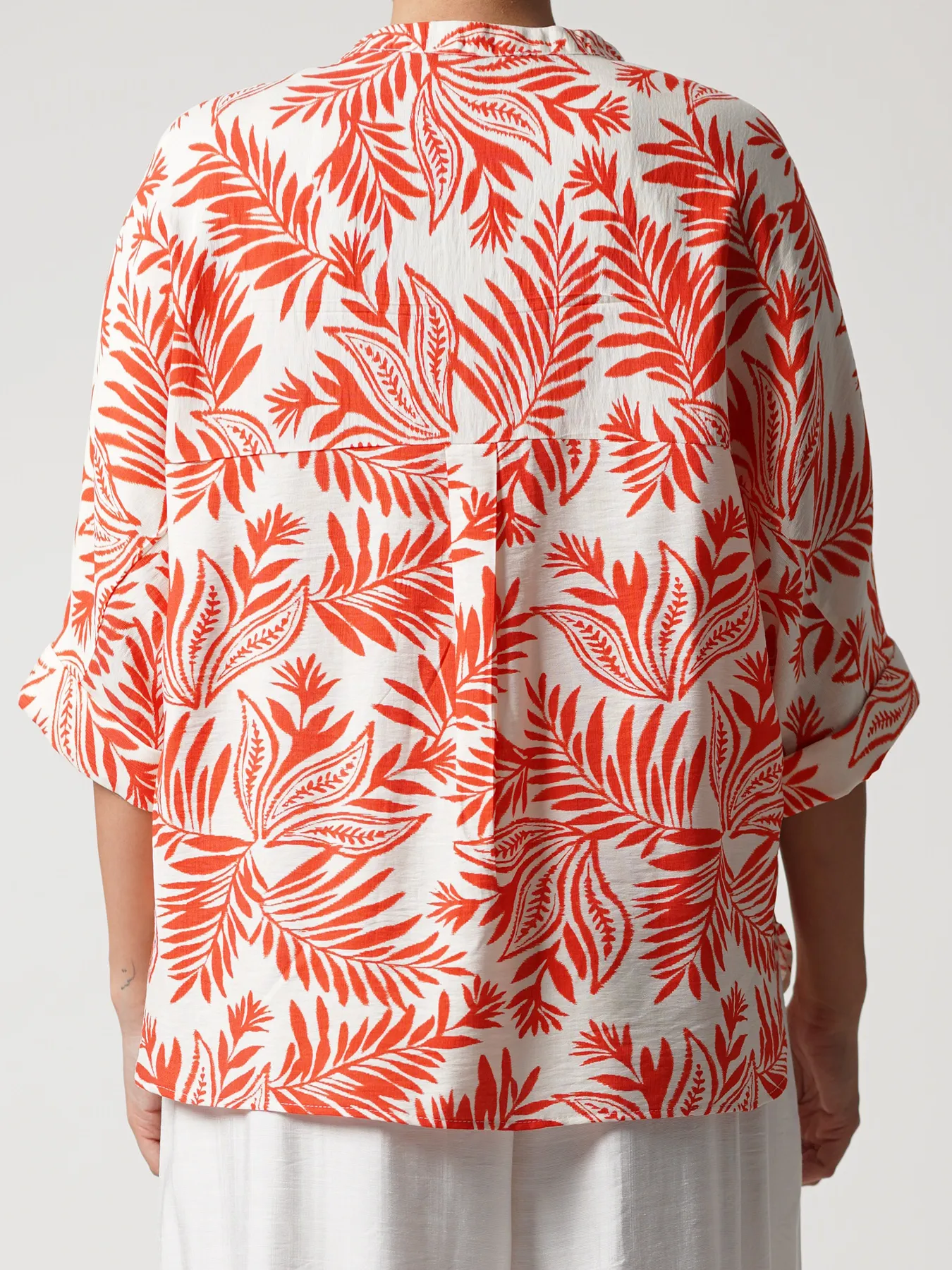 بلوز زنانه سفید نارنجی طرح هاوایی