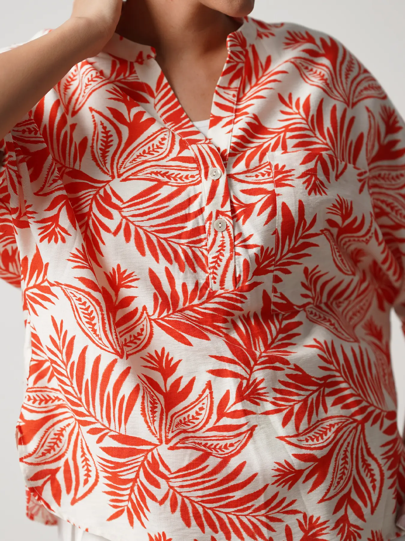 بلوز زنانه سفید نارنجی طرح هاوایی