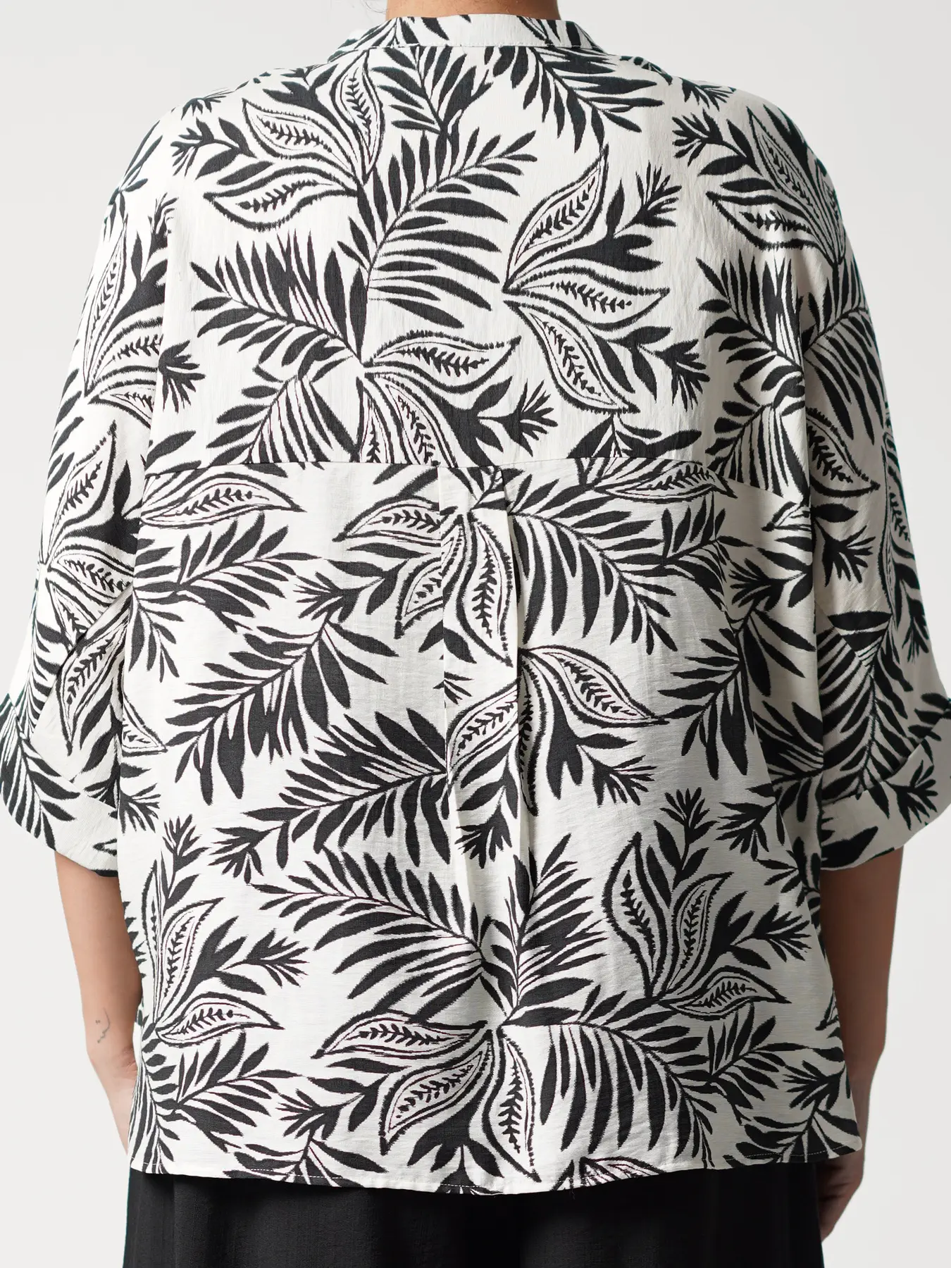 بلوز زنانه طرح هاوایی سفید مشکی