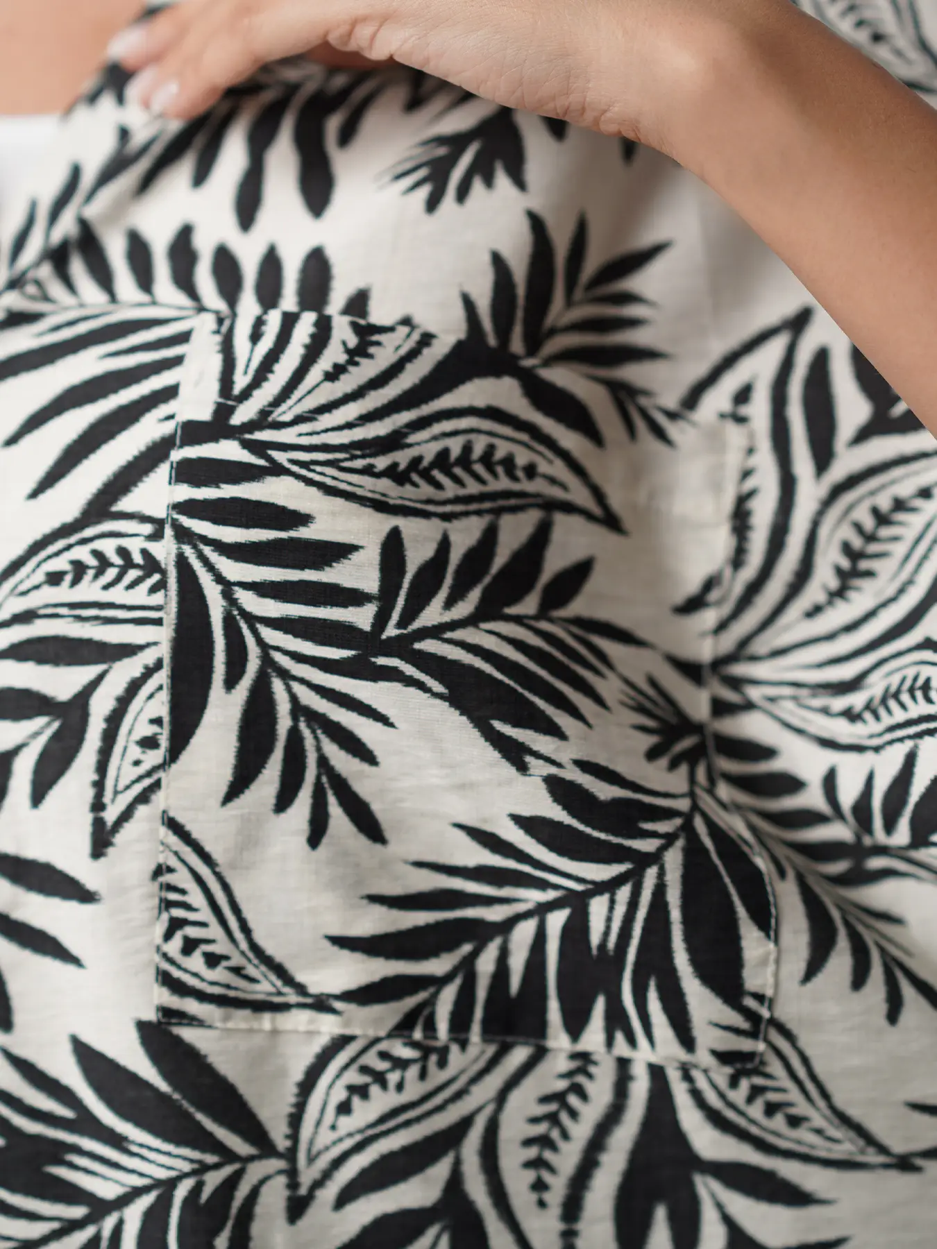 بلوز زنانه طرح هاوایی سفید مشکی