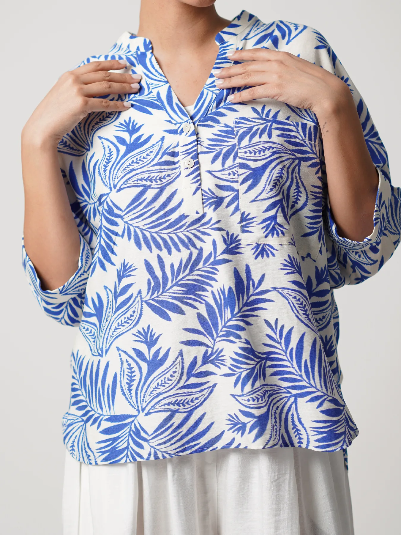 بلوز زنانه طرح هاوایی سفید آبی