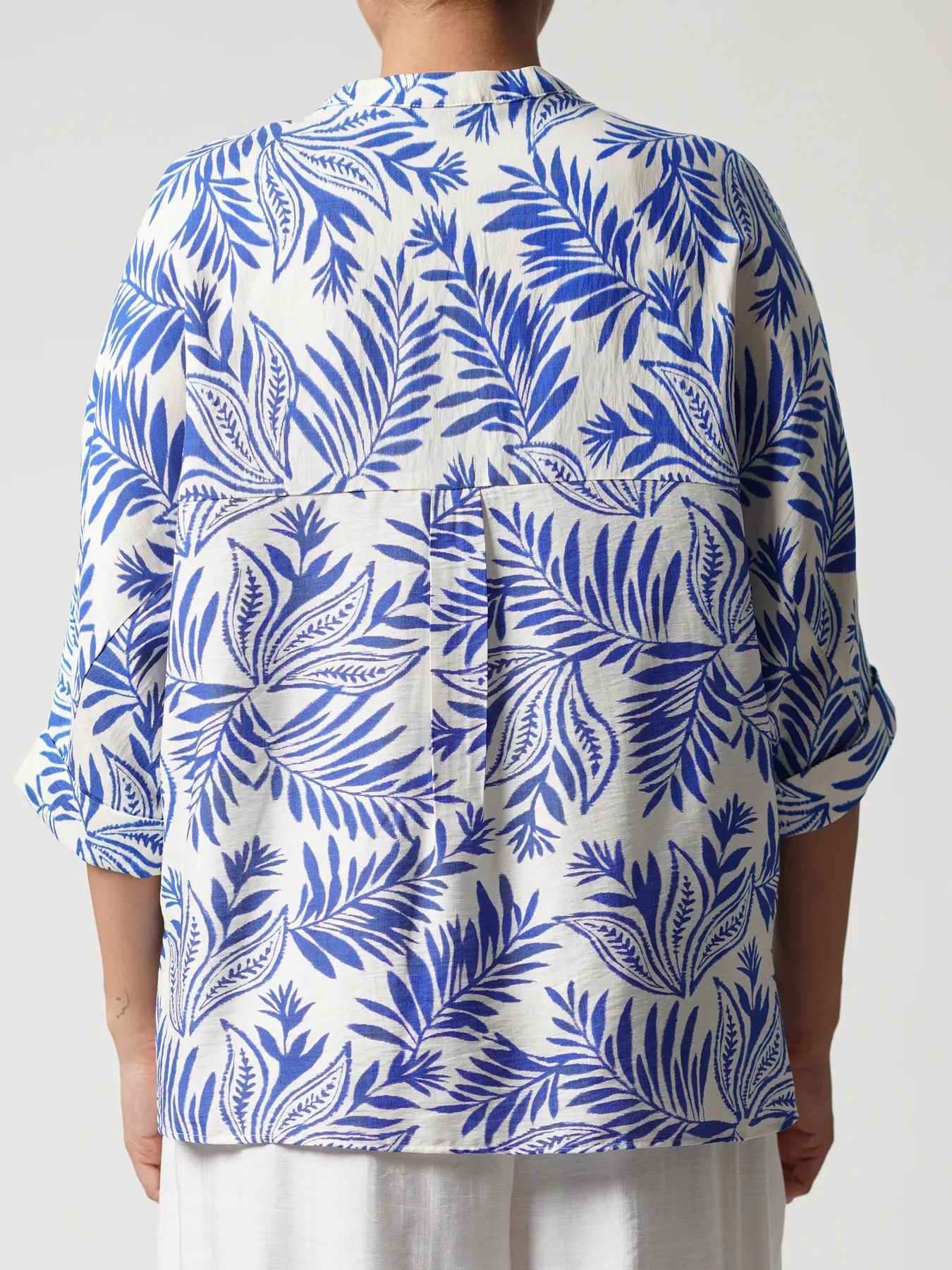 بلوز زنانه طرح هاوایی سفید آبی