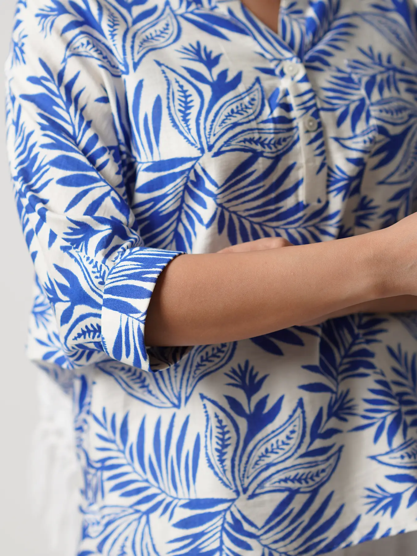 بلوز زنانه طرح هاوایی سفید آبی