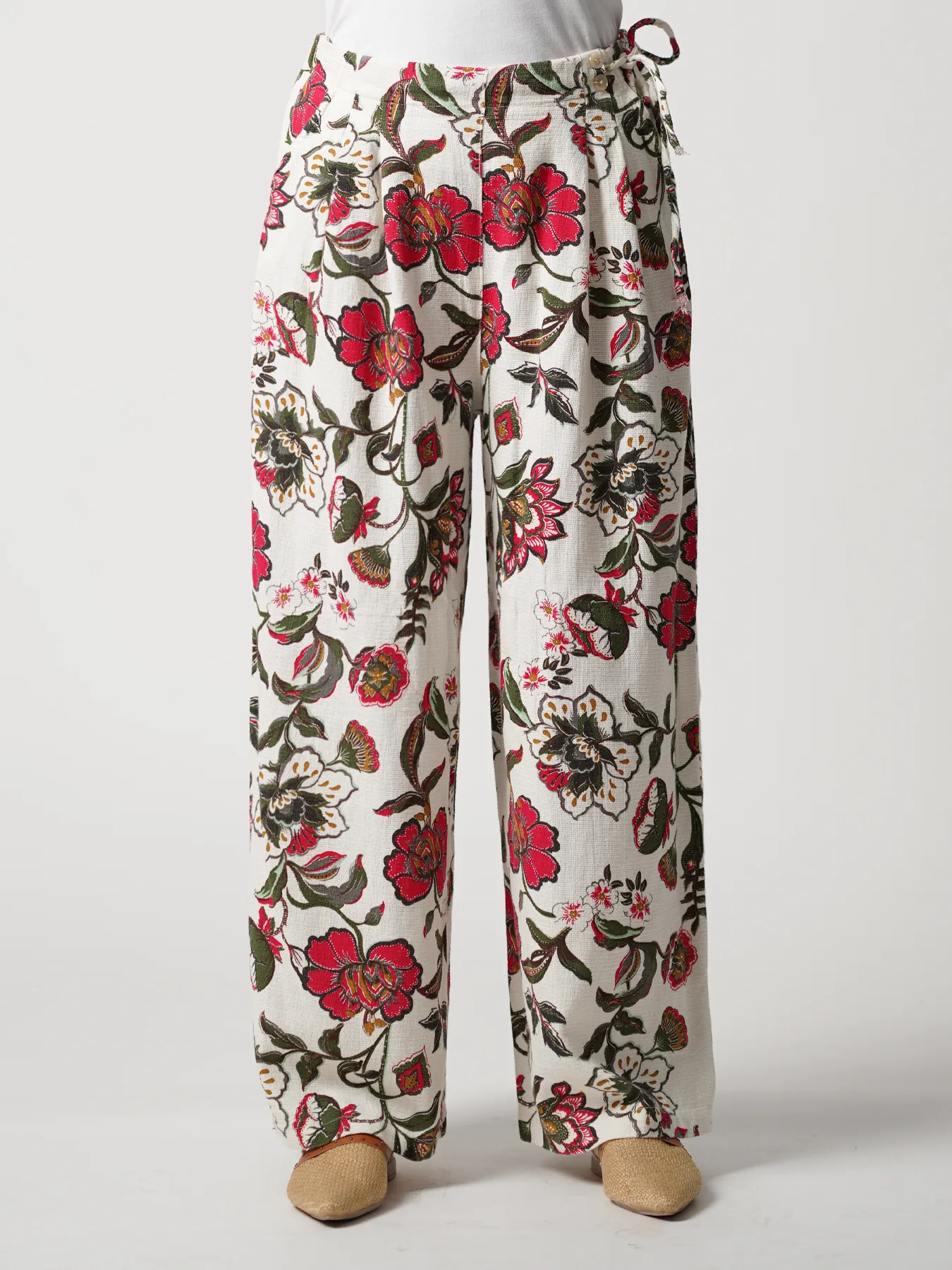 شلوار شیری قرمز طرح گل و برگ کمربندگره ای 