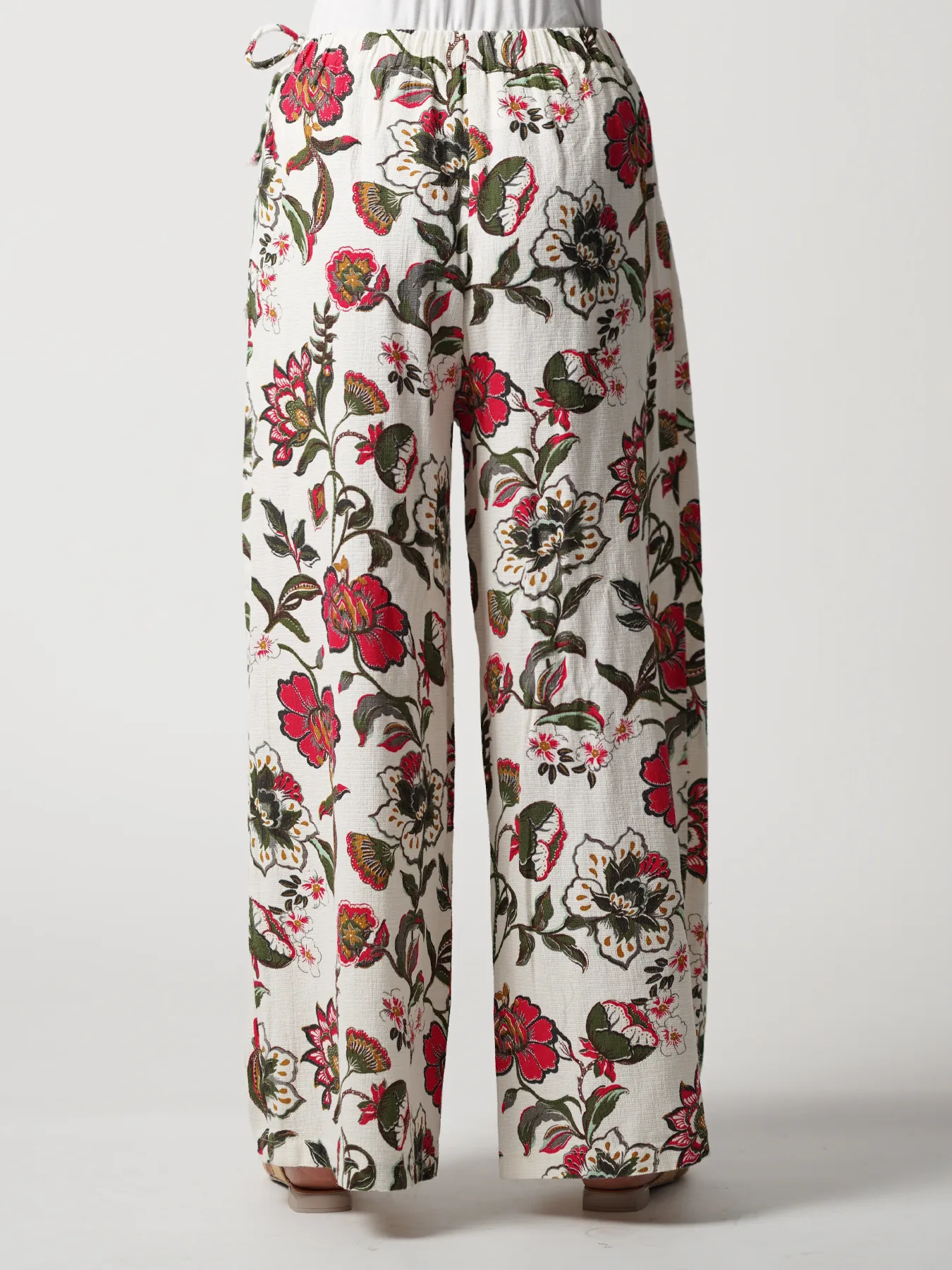 شلوار شیری قرمز طرح گل و برگ کمربندگره ای 