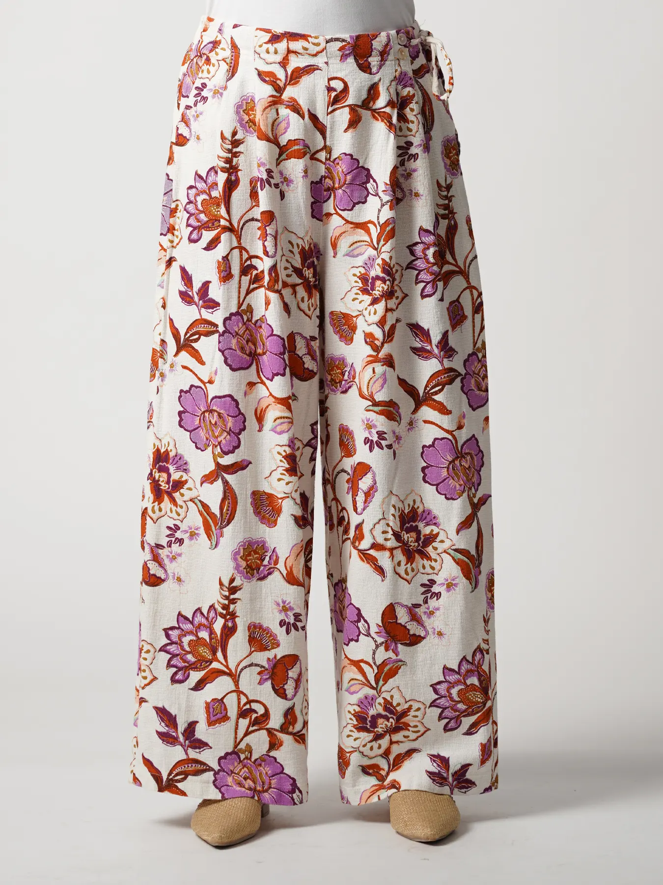 شلوار شیری بنفش طرح گل و برگ کمربندگره ای 