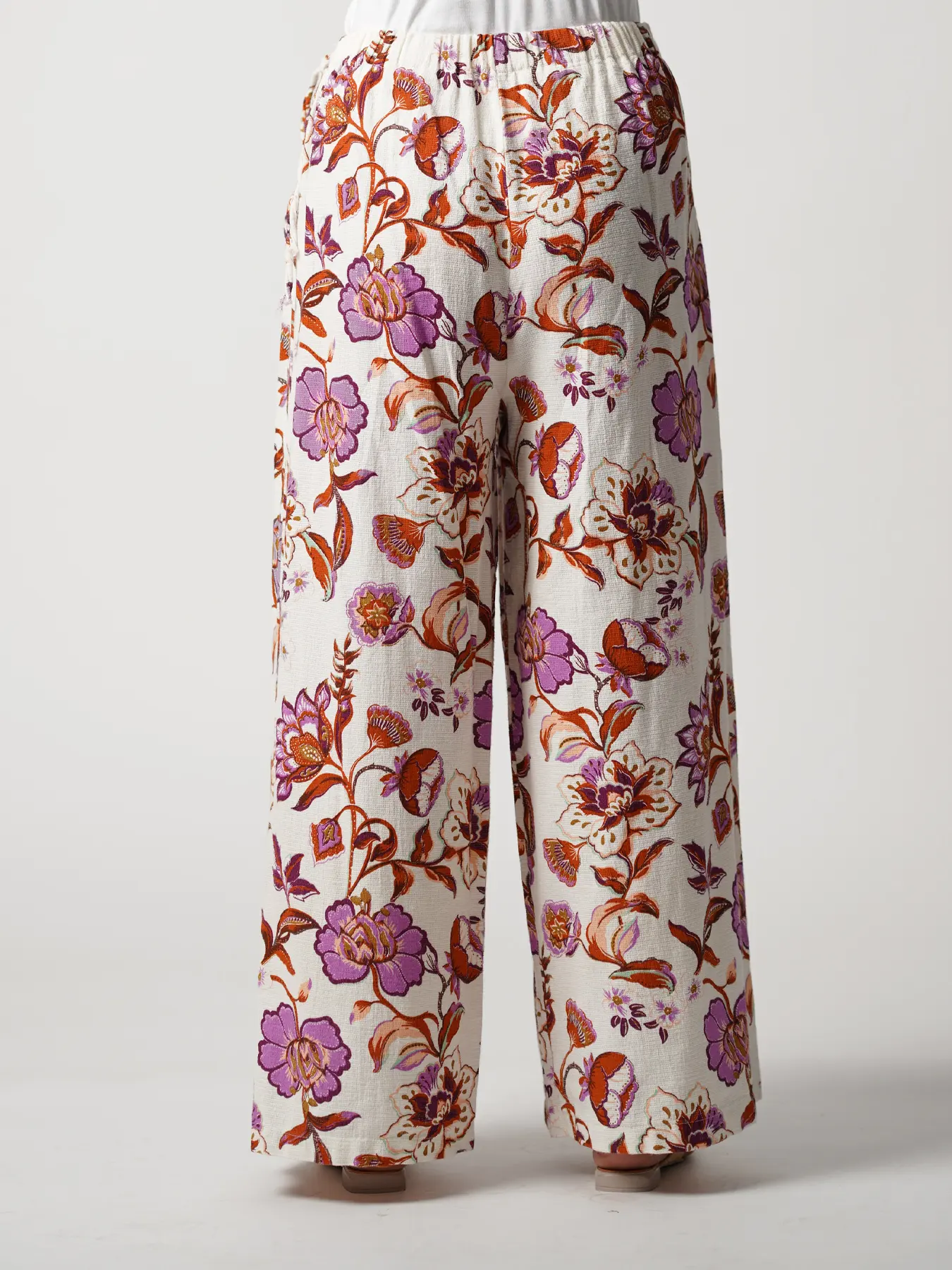 شلوار شیری بنفش طرح گل و برگ کمربندگره ای 