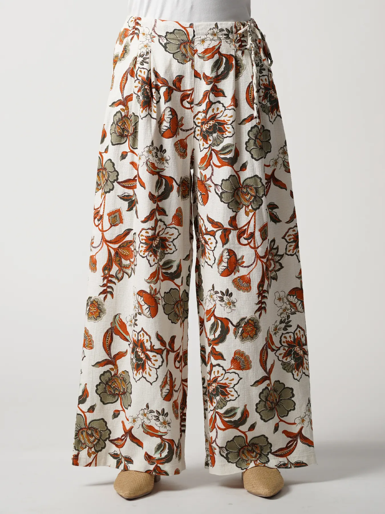 شلوار شیری قهوه ای طرح گل و برگ کمربندگره ای 