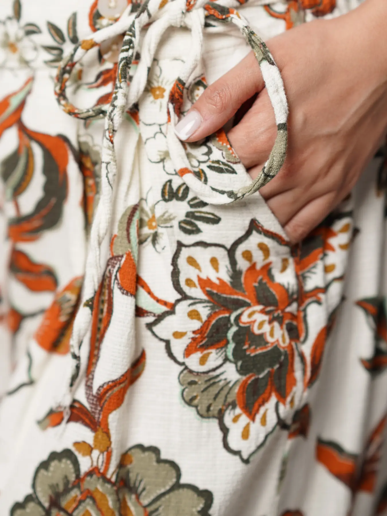 شلوار شیری قهوه ای طرح گل و برگ کمربندگره ای 