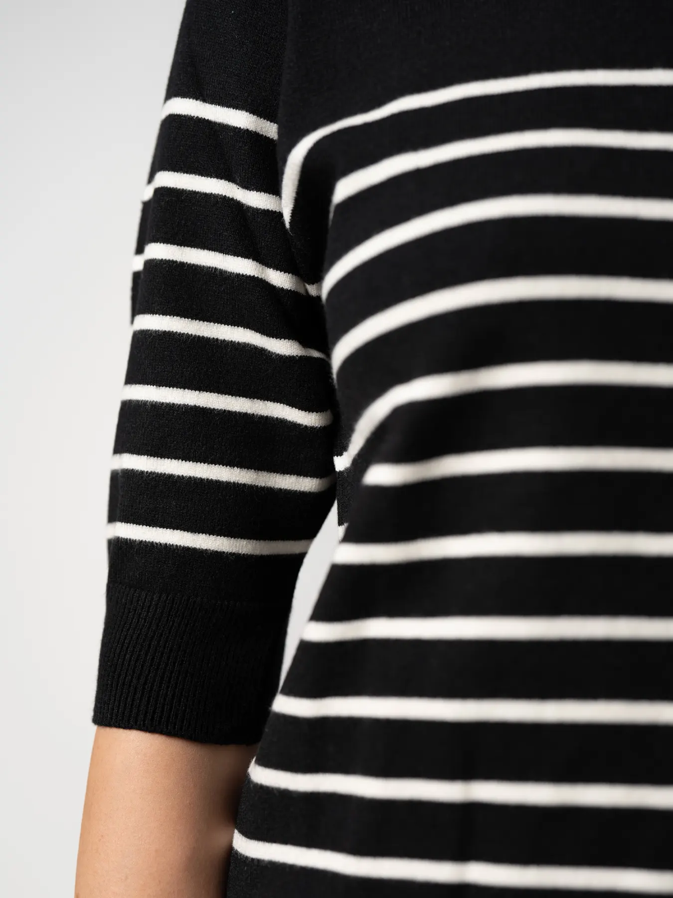 بلوز بافت مشکی زنانه آستین سه ربع