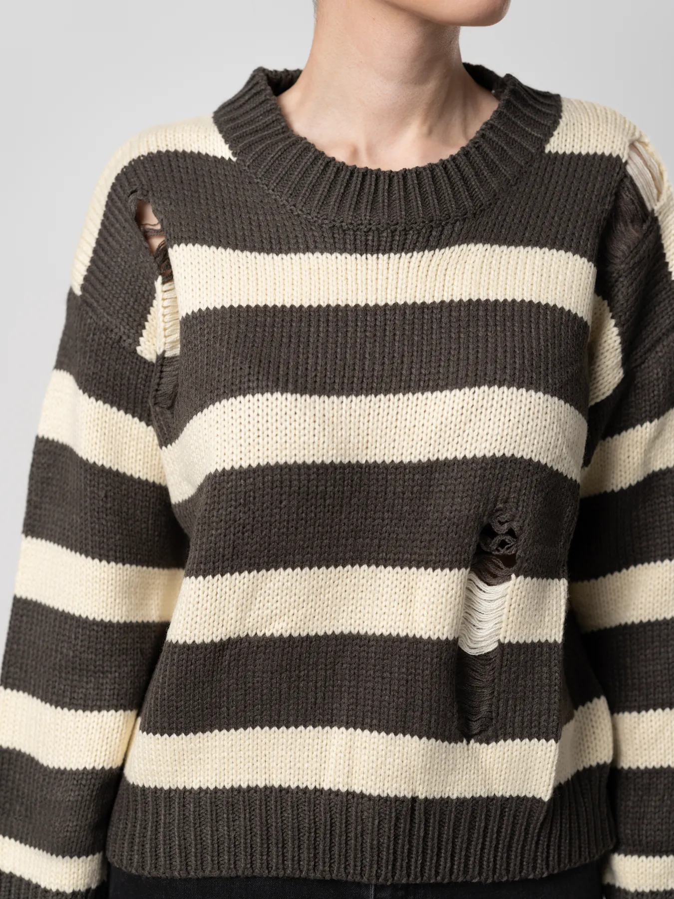 پلیور بافت زیتونی شیری زاپ دار 17