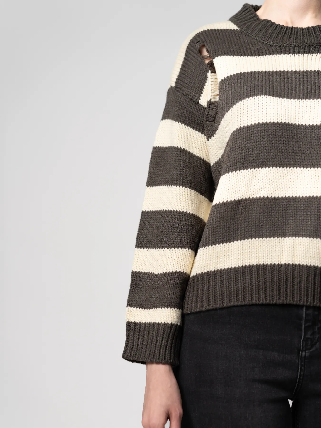 پلیور بافت زیتونی شیری زاپ دار 17